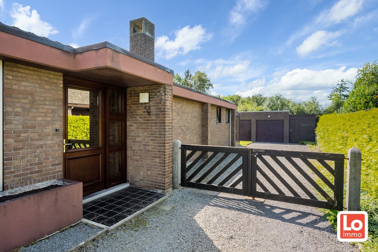 VERKOCHT! Degelijke te renoveren gelijkvloerse woning met afzonderlijke dubbele garage op een toplocatie nabij het centrum van Destelbergen. foto 2