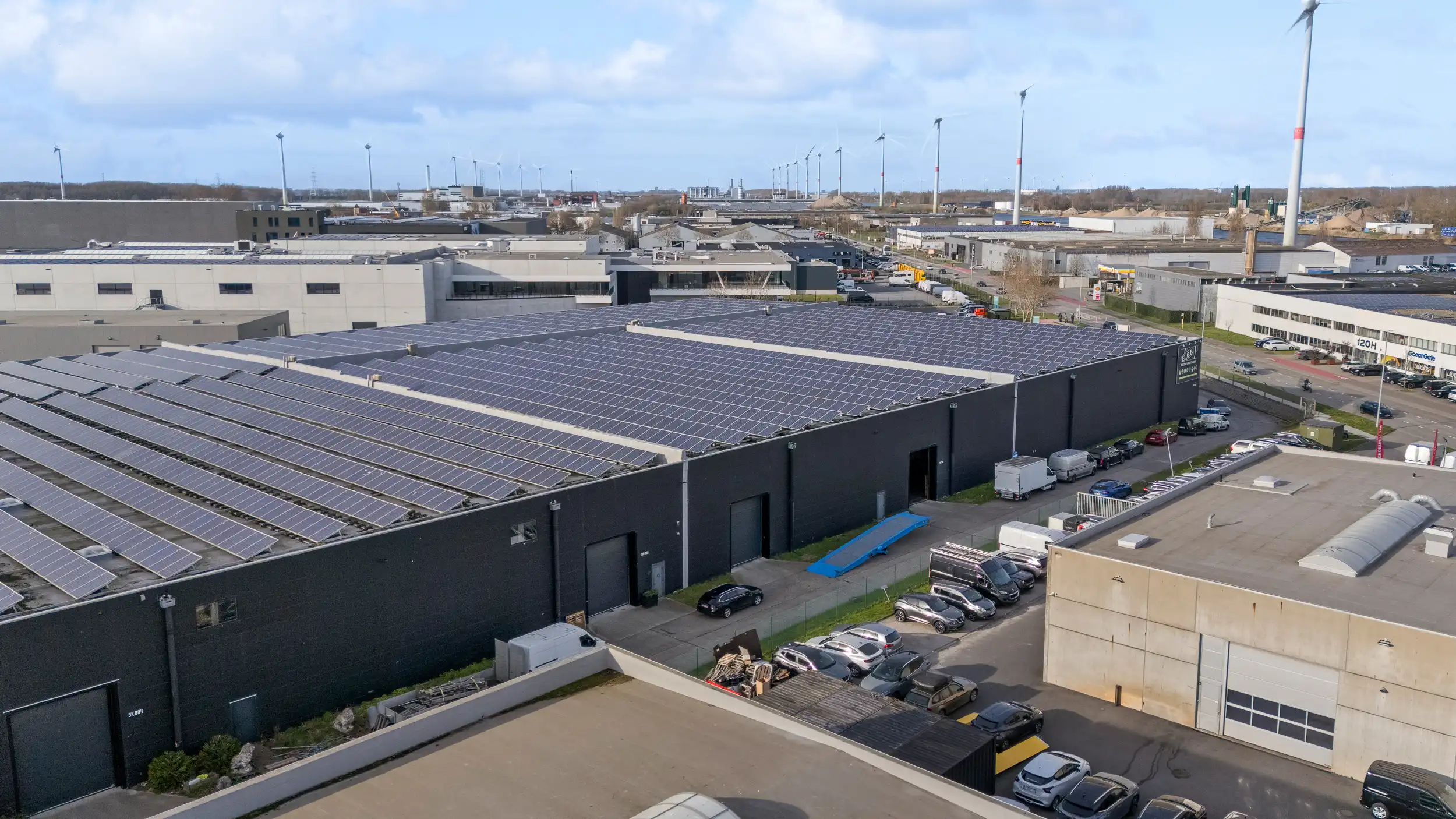 Top gelegen KMO-unit van 610 m² met parking foto {{pictureIndex}}