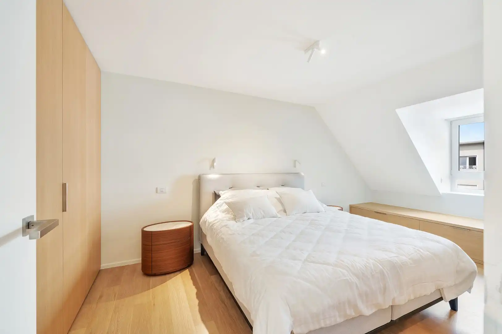 Sublieme zonnige penthouse met ruime terrassen en zijdelings zeezicht. foto 24
