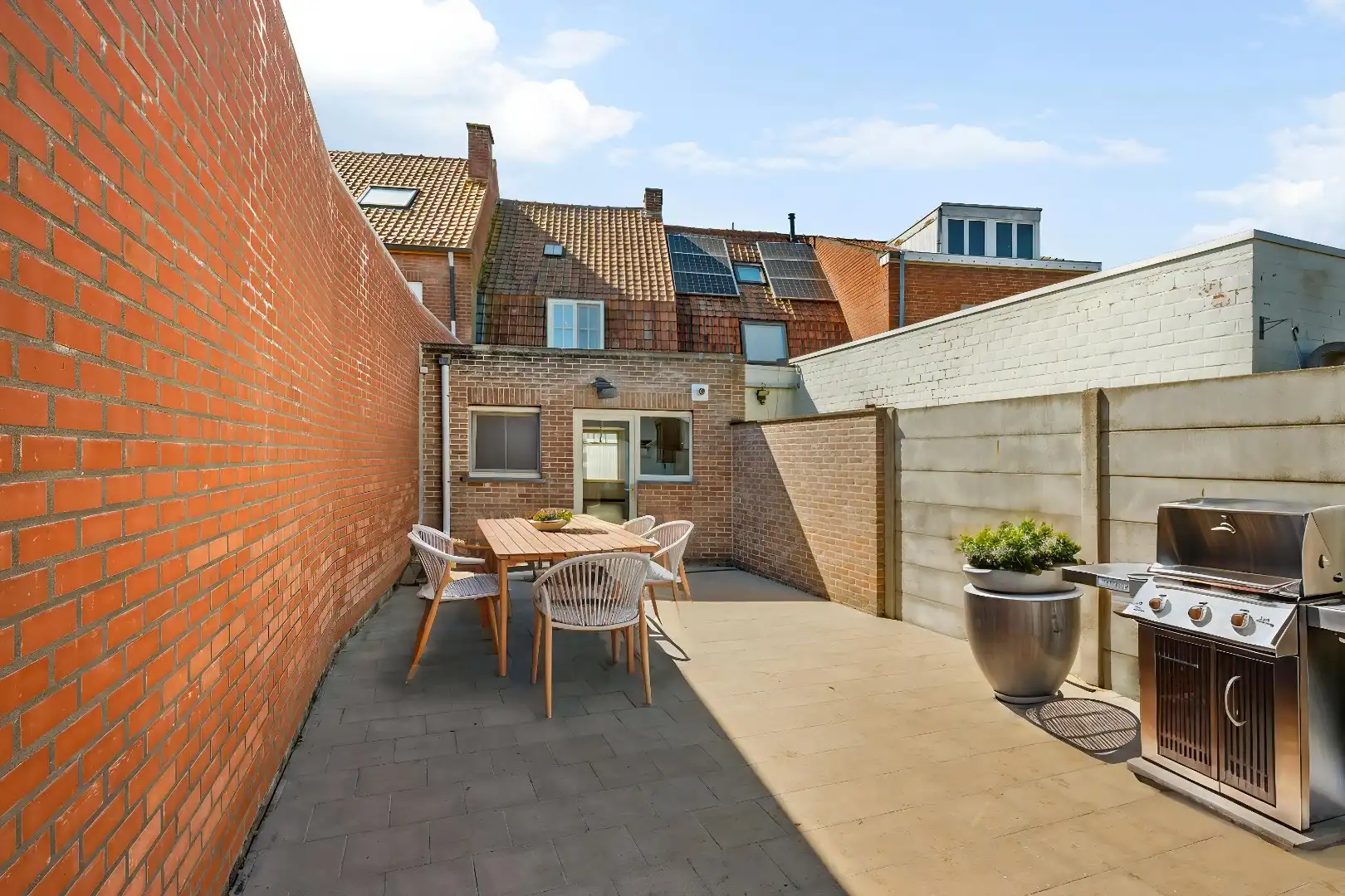 Grotendeels gerenoveerde woning met 2 slaapkamers, ruime zolder en tuin te Menen foto 12