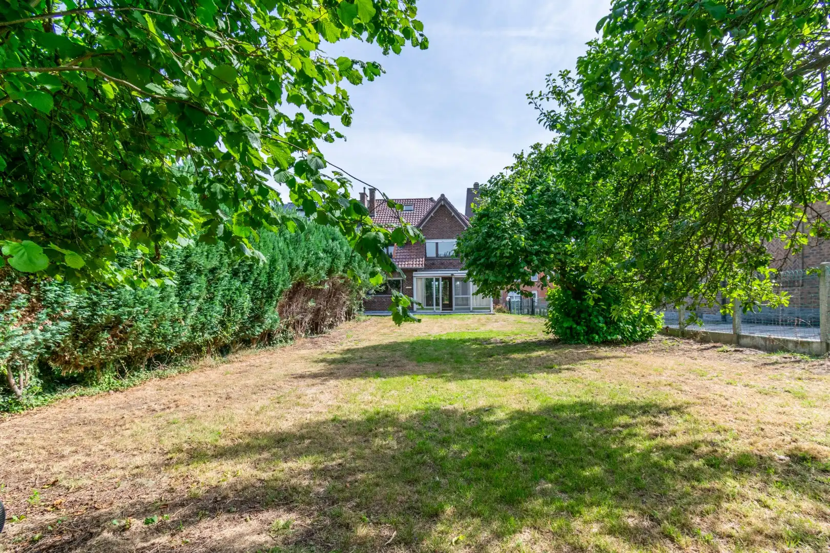 Een gebouwde drie - gevel villa (deels te renoveren) met o.a. 3 slaapkamers! foto 16