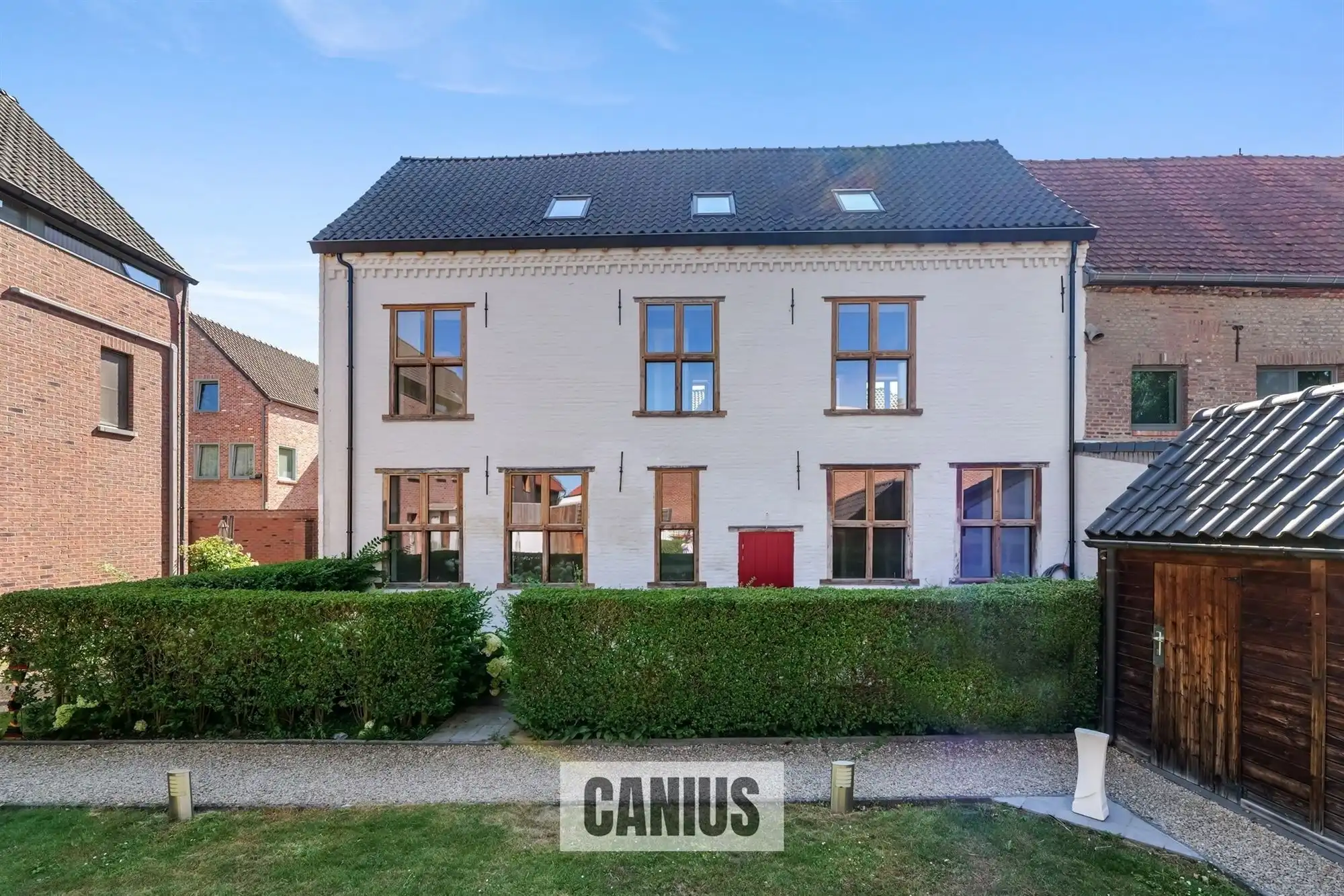STATIGE WONING MET 3 SLKS EN TERRAS  foto {{pictureIndex}}