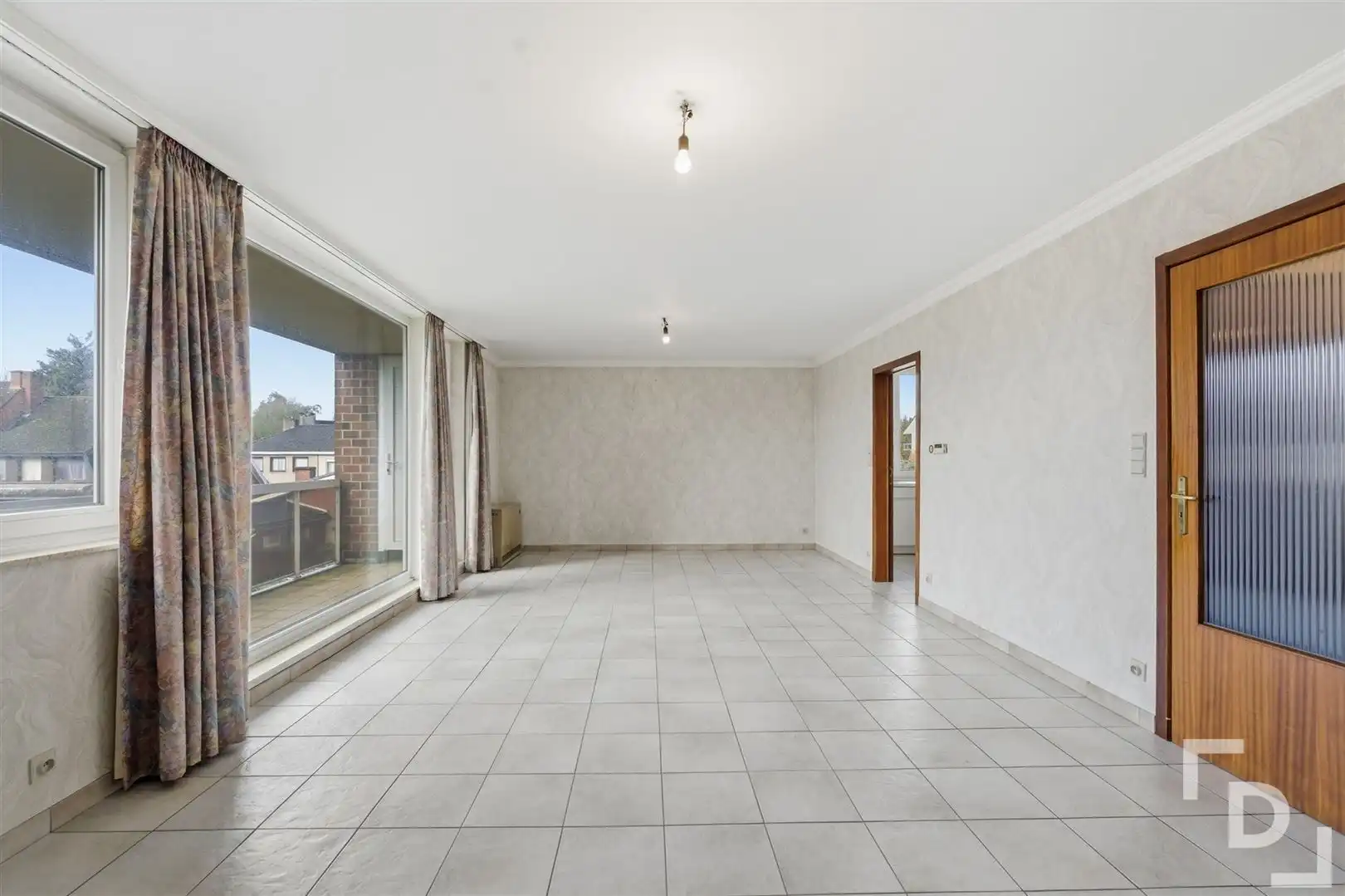 Ruim appartement met 3 slaapkamers en garage te koop in de groene omgeving van Ieper. foto 3