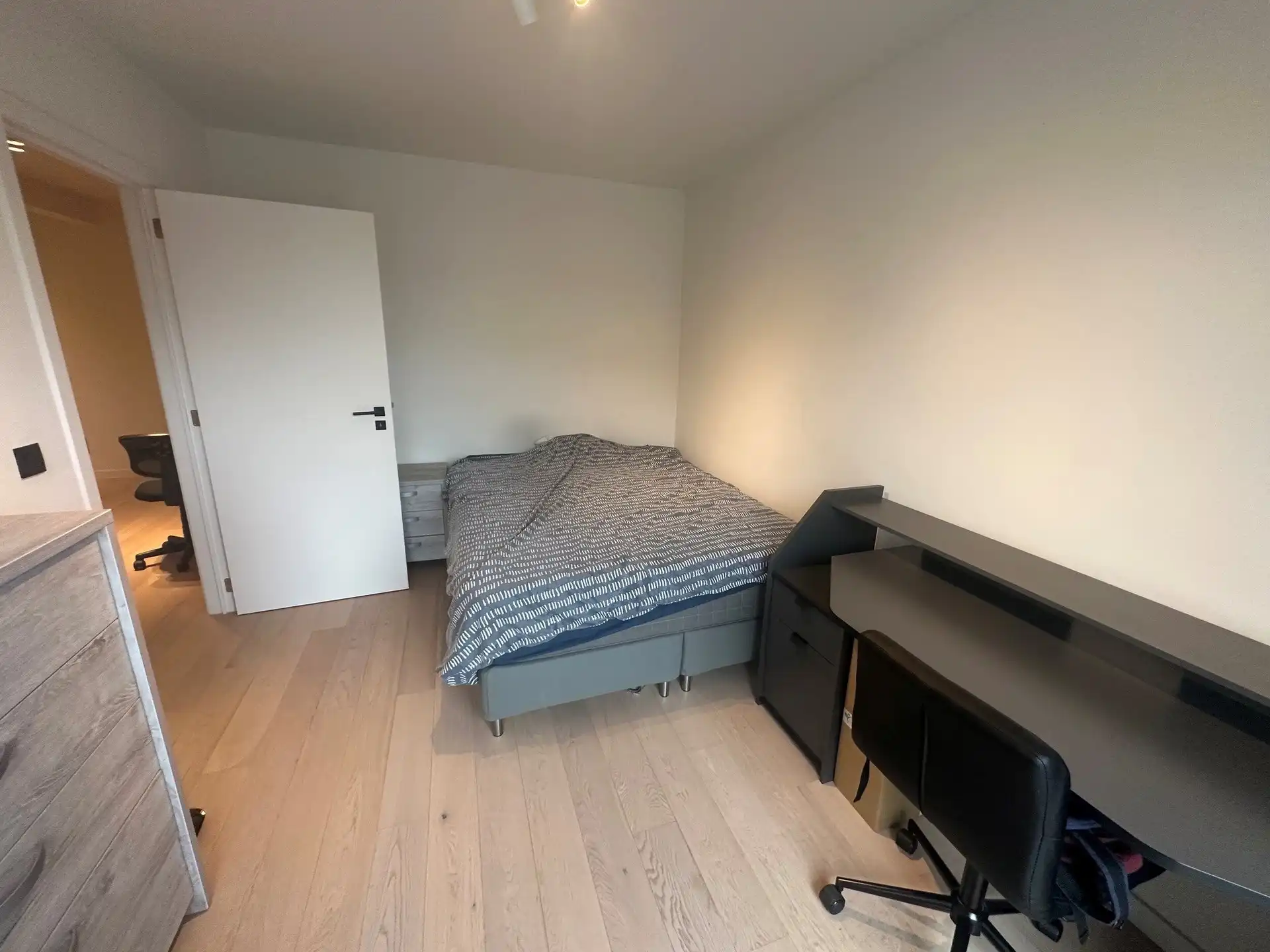 Strategisch gelegen en gerenoveerd tweeslaapkamerappartement met garage foto 6