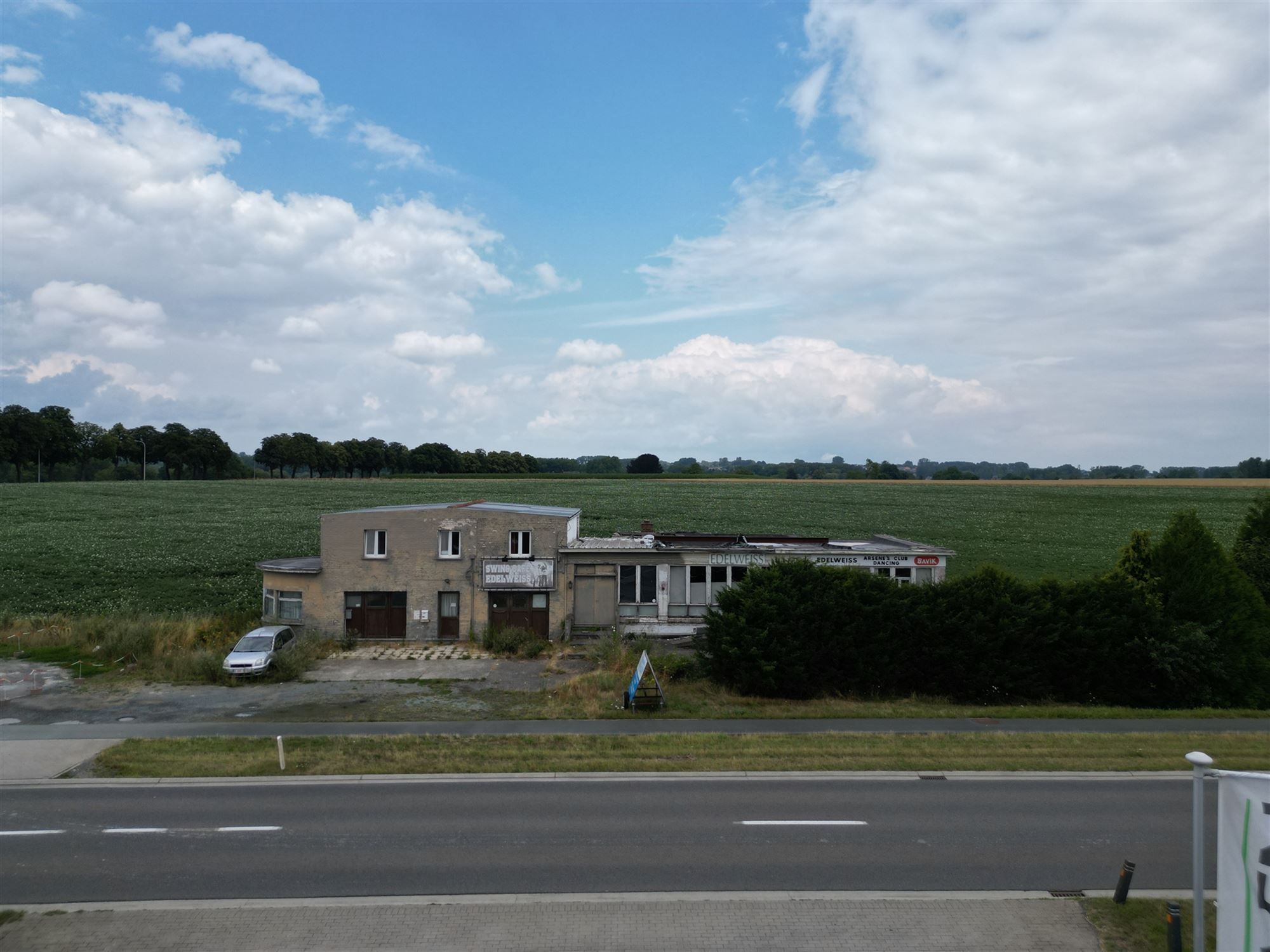 Strategisch gelegen handelspand met woonst te Voorde met een oppervlakte van 2172m² foto 3