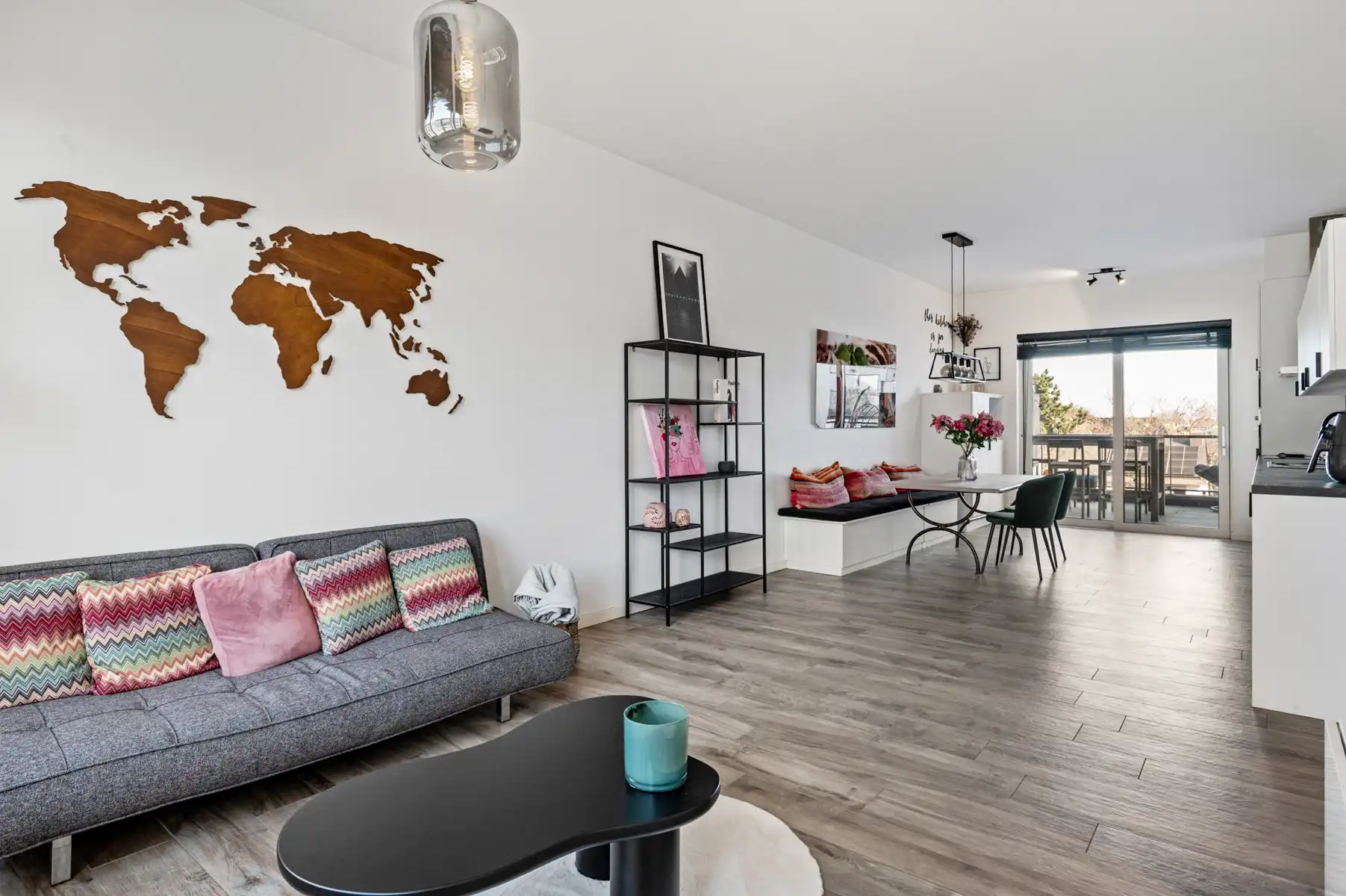 Lichtrijk appartement met terras in statig karakterpand foto 7