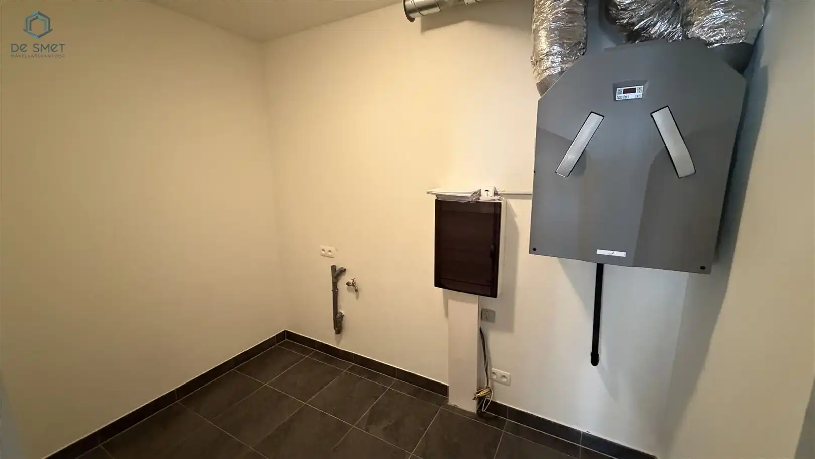 PRACHTIG GELIJKVLOERS APPARTEMENT MET 2 SLP EN TERRAS EN CARPORT TE DENDERWINDEKE foto 4