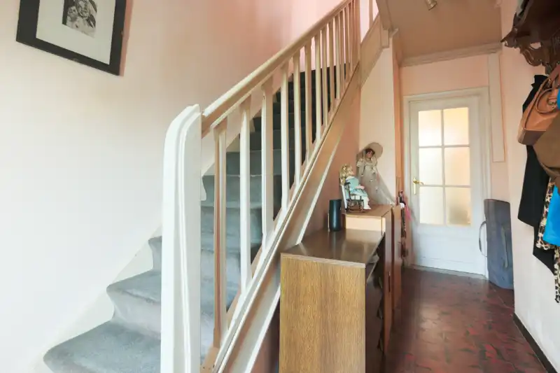 Rustig gelegen, te moderniseren woning met 3 slaapkamers (meer mogelijk), tuin en grote garage op 288m². foto 3