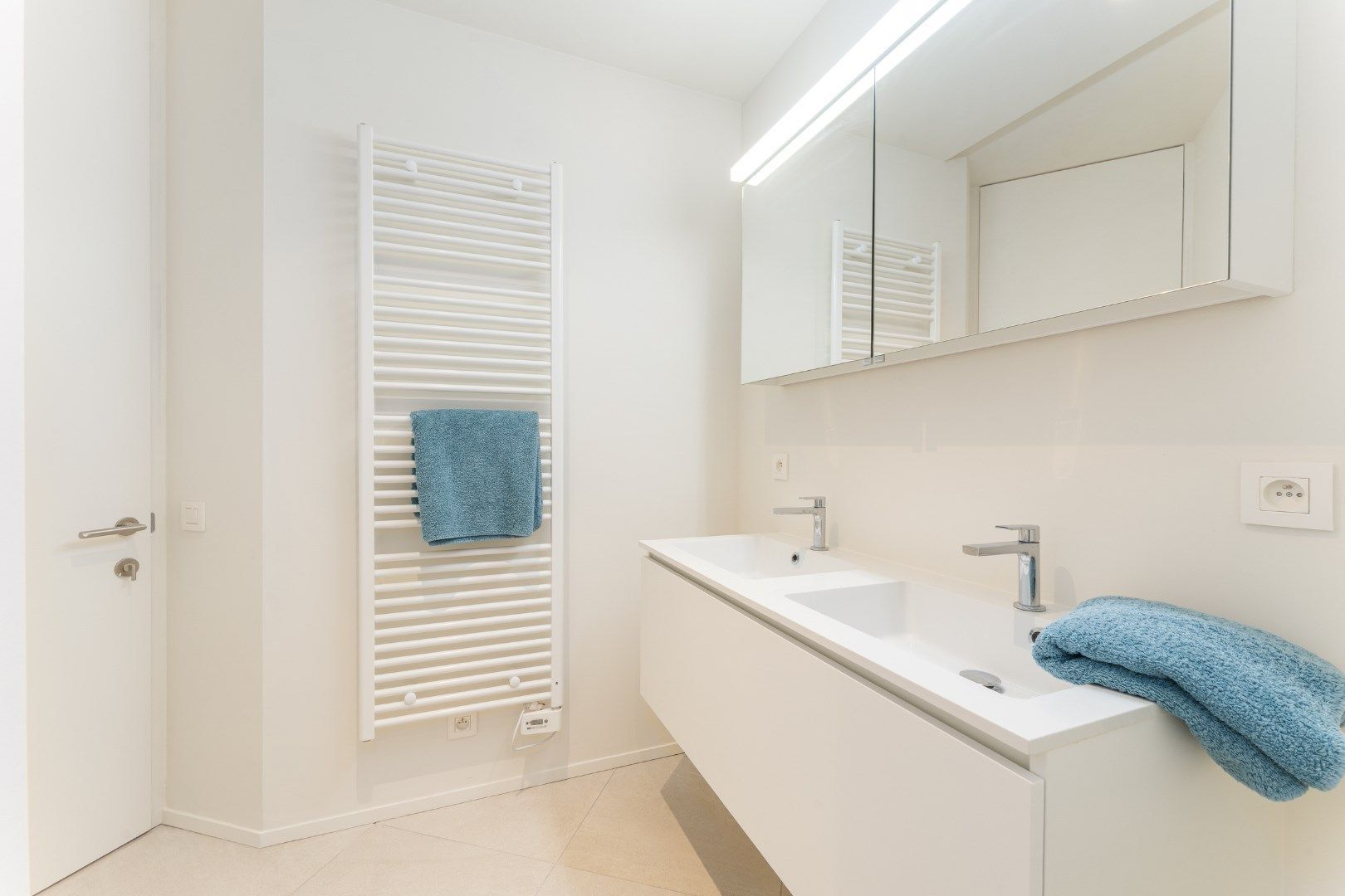 Luxe tweeslaapkamer appartement met garage op 150m van zee foto 6