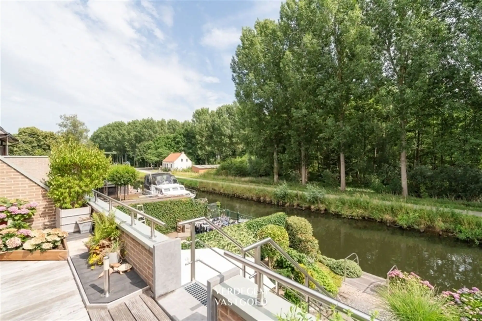 Luxueus en ruim wonen met aanlegsteiger aan de Moervaart foto 25