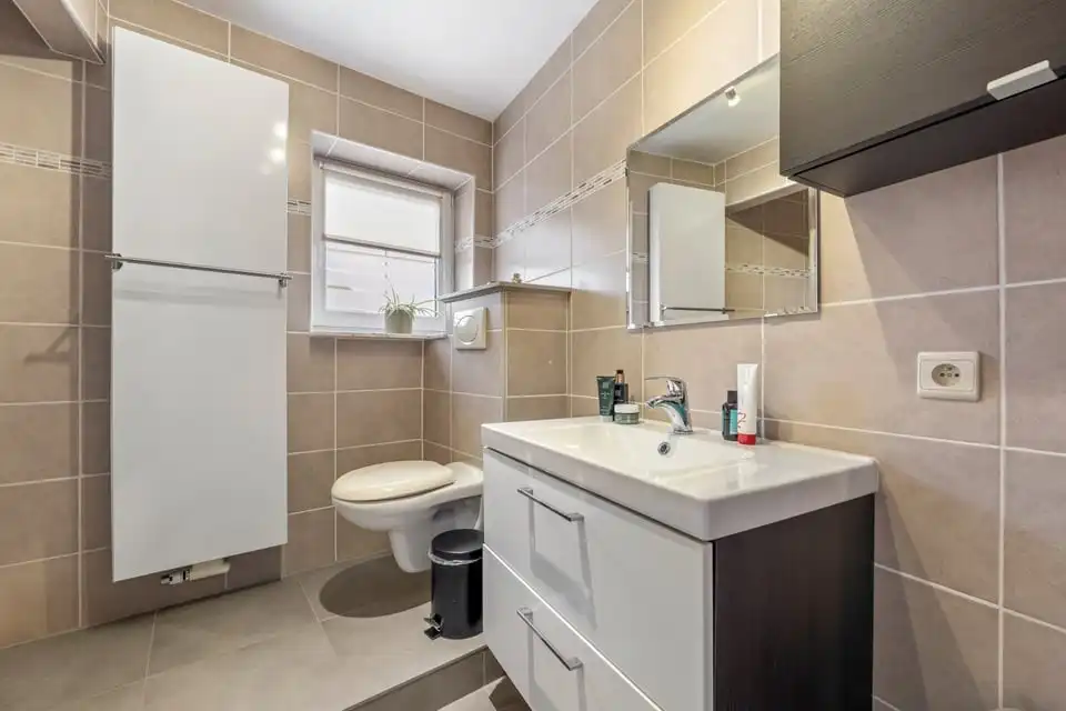 INSTAPKLARE HALFOPEN BEBOUWING MET ZONNEPANELEN EN TERRAS IN TONGEREN foto 19