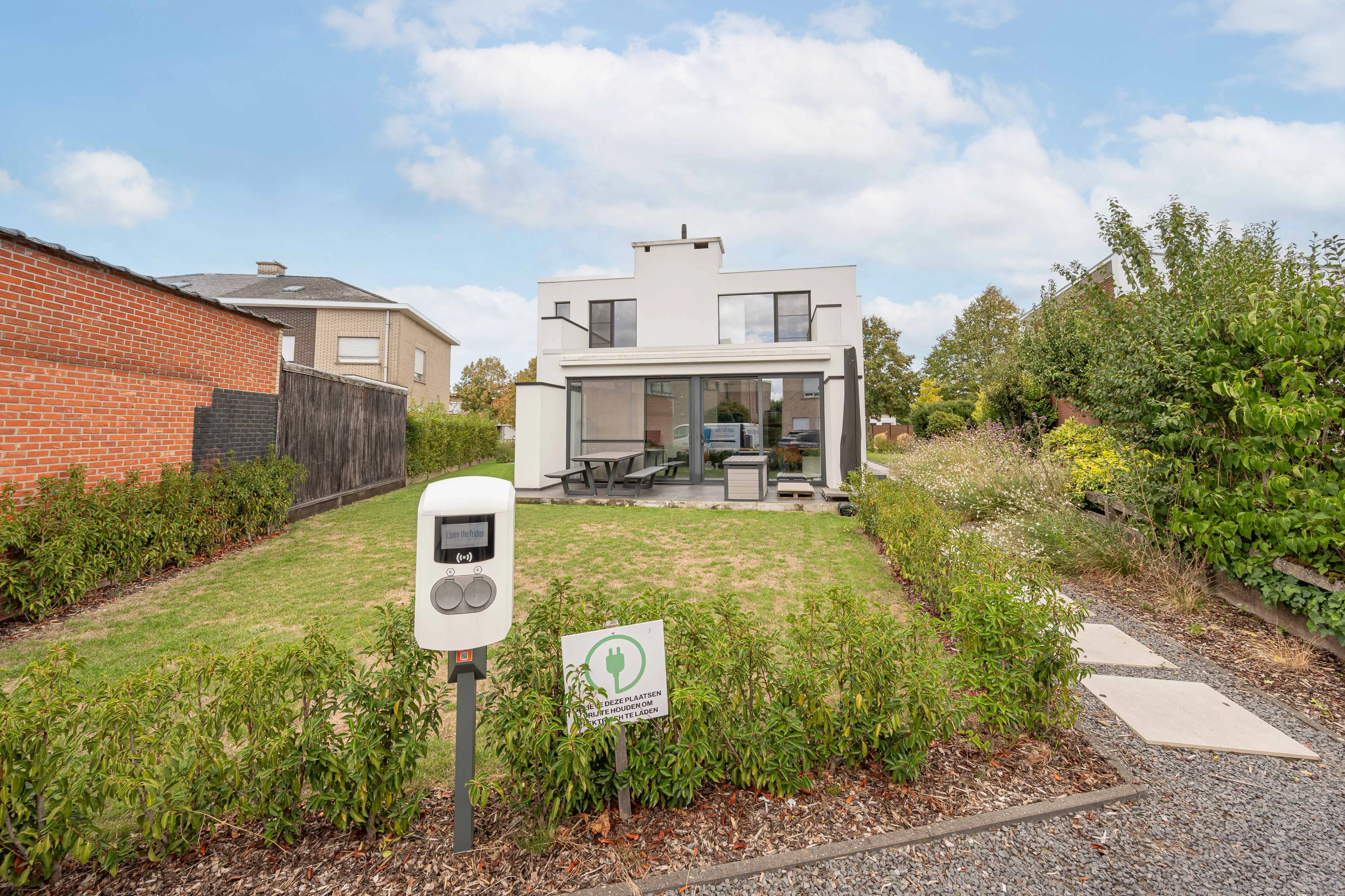 Knappe villa met kantoor, studio of praktijk mogelijkheden foto 32
