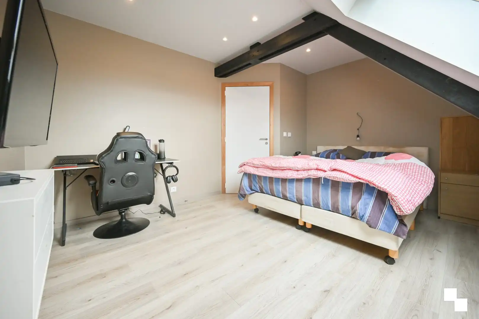 Energiezuinige, gerenoveerde gezinswoning met inpandige garage foto 36