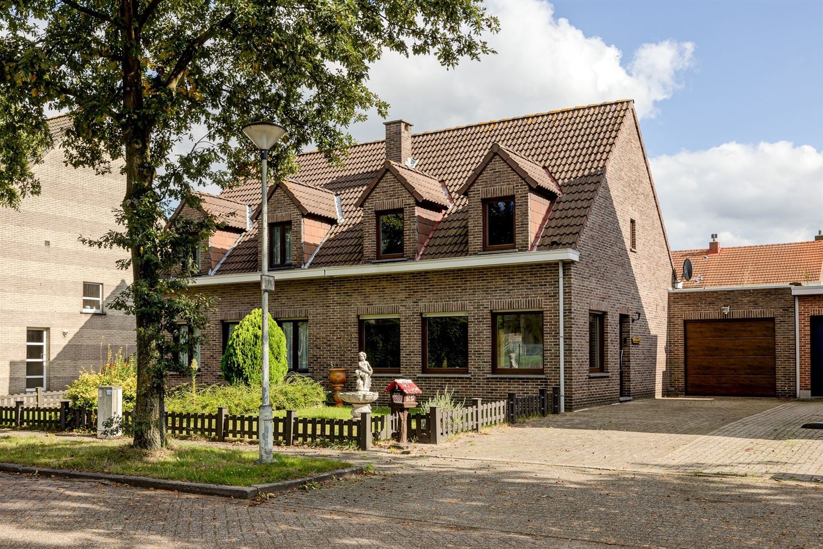 Hoofdfoto van de publicatie: Charmante half open bebouwing met garage en tuin