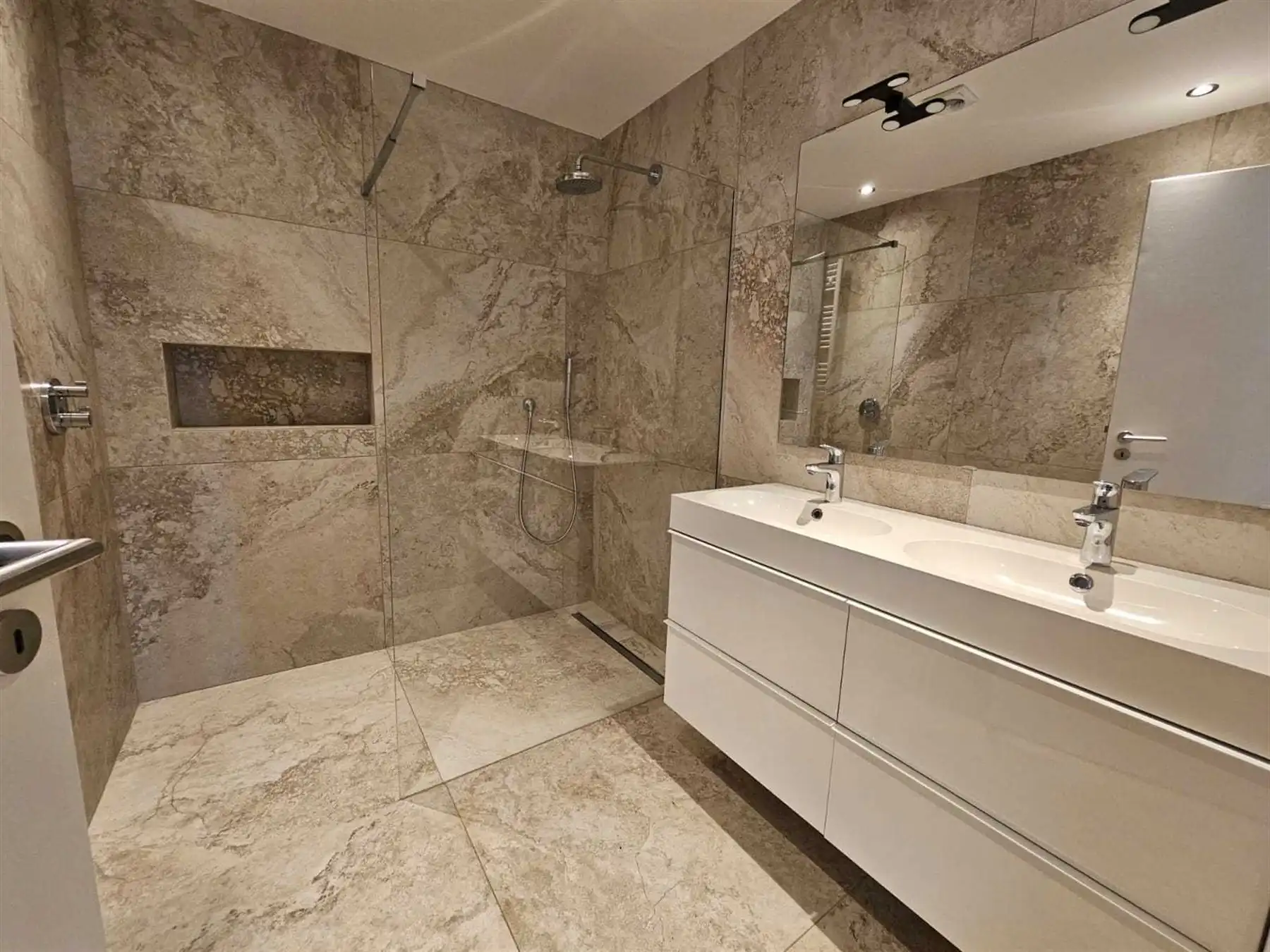 Luxueus nieuwbouwappartement op Zurenborg! foto 5