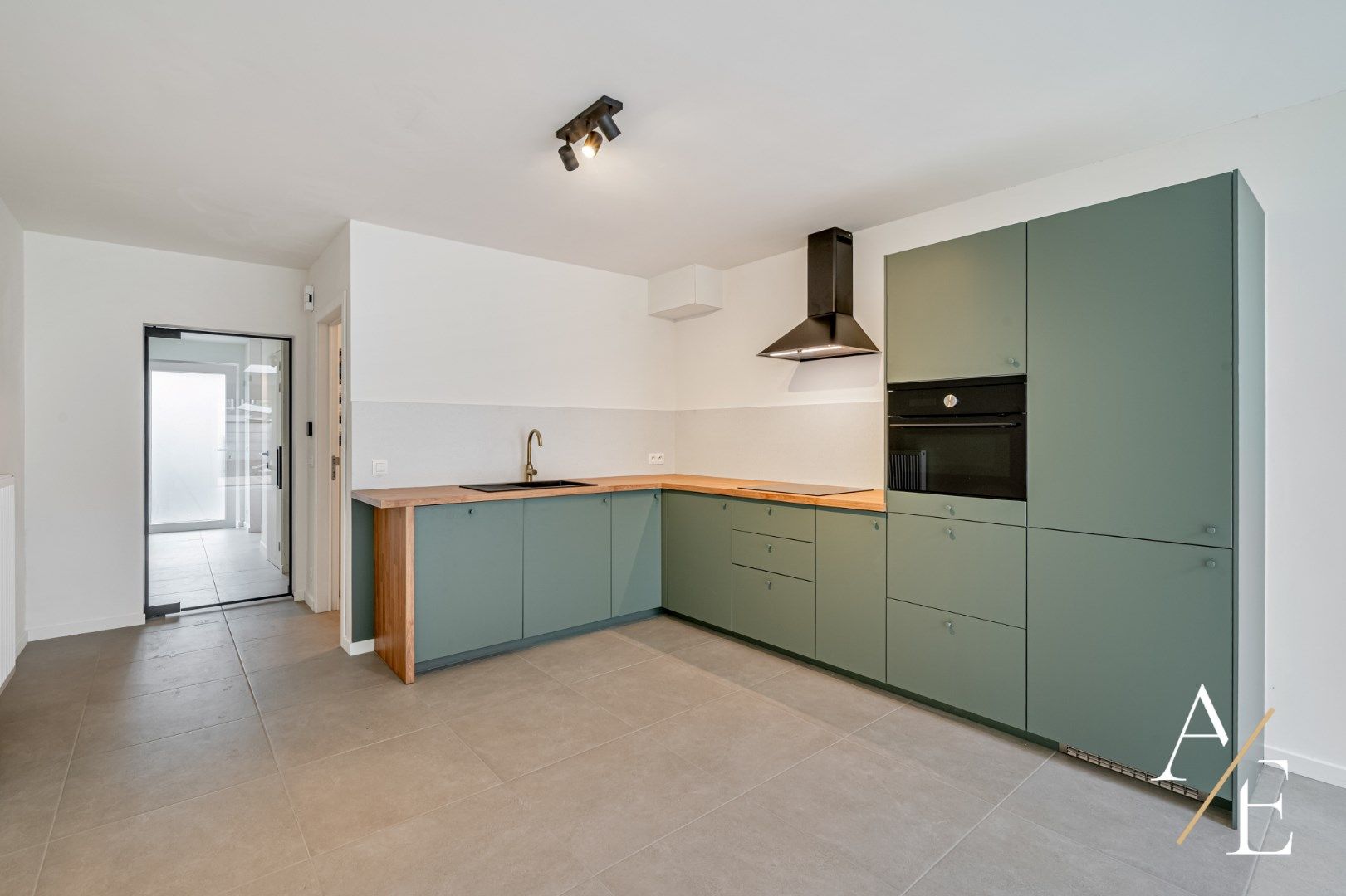 Totaal gerenoveerde energiezuinige woning met 3 slaapkamers en tuin foto 4