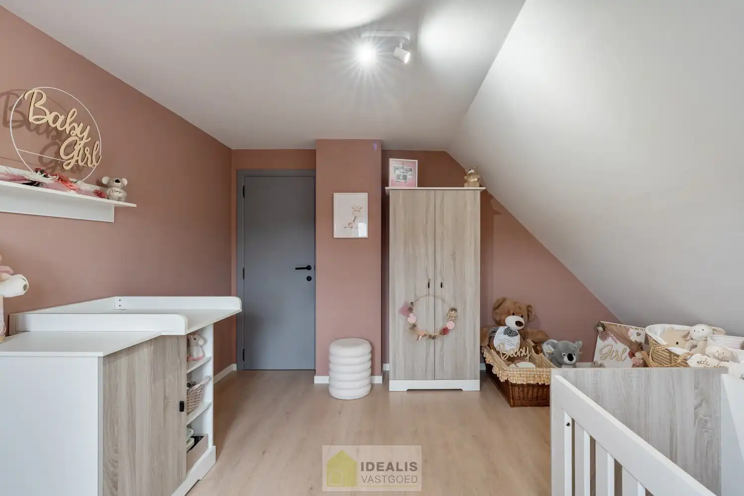 IDEALIS VASTGOED – ZEER RUIME EENGEZINSWONING MET EEN KNAPPE LEEFRUIMTE MET AANSLUITEND OPEN MODERNE KEUKEN, MOMENTEEL 3 SLAAPKAMERS MAAR MOGELIJKHEID TOT 4 SLAAPKAMERS, 2 BADKAMERS, ONDERKELDERD EN VOLLEDIG AANGELEGD MET EEN KNAPPE TUIN EN HEERLIJK OVERDEKT TERRAS OP EEN PERCEEL VAN 5A 63CA! Deze ruime gezinswoning omvat +- 215m² netto bewoonbare oppervlakte met een aangename woonkamer bestaande uit zit-en eetgedeelte, een open moderne keuken, 3 slaapkamers maar mogelijkheid tot 4 slaapkamers en 2 badkamers. Een unieke kans voor kandidaten op zoek naar een ééngezinswoning voorzien van alle faciliteiten en comfort op een fijne locatie in een residentiële wijk tussen de centra van Oudsbergen, Bocholt, Bree en Peer! De huidige eigenaars hebben de woning in 2023 grondig gerenoveerd en o.a. voorzien van vloerverwarming, een warmtepompboiler en 2 lucht-luchtsystemen om te koelen en warmen!! foto 25