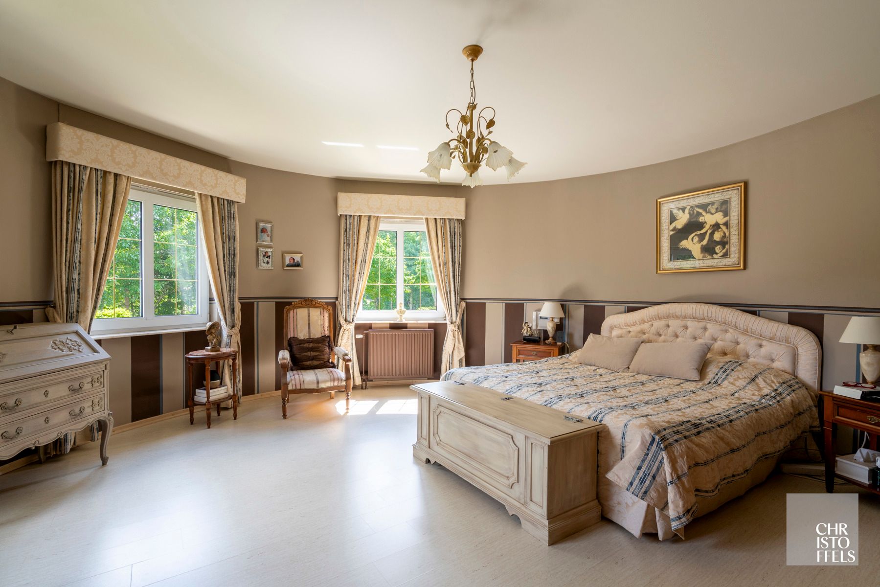 Karakteristieke villa met praktijkruimte en buitenzwembad op zuidgericht perceel van 1.565 m² foto 12