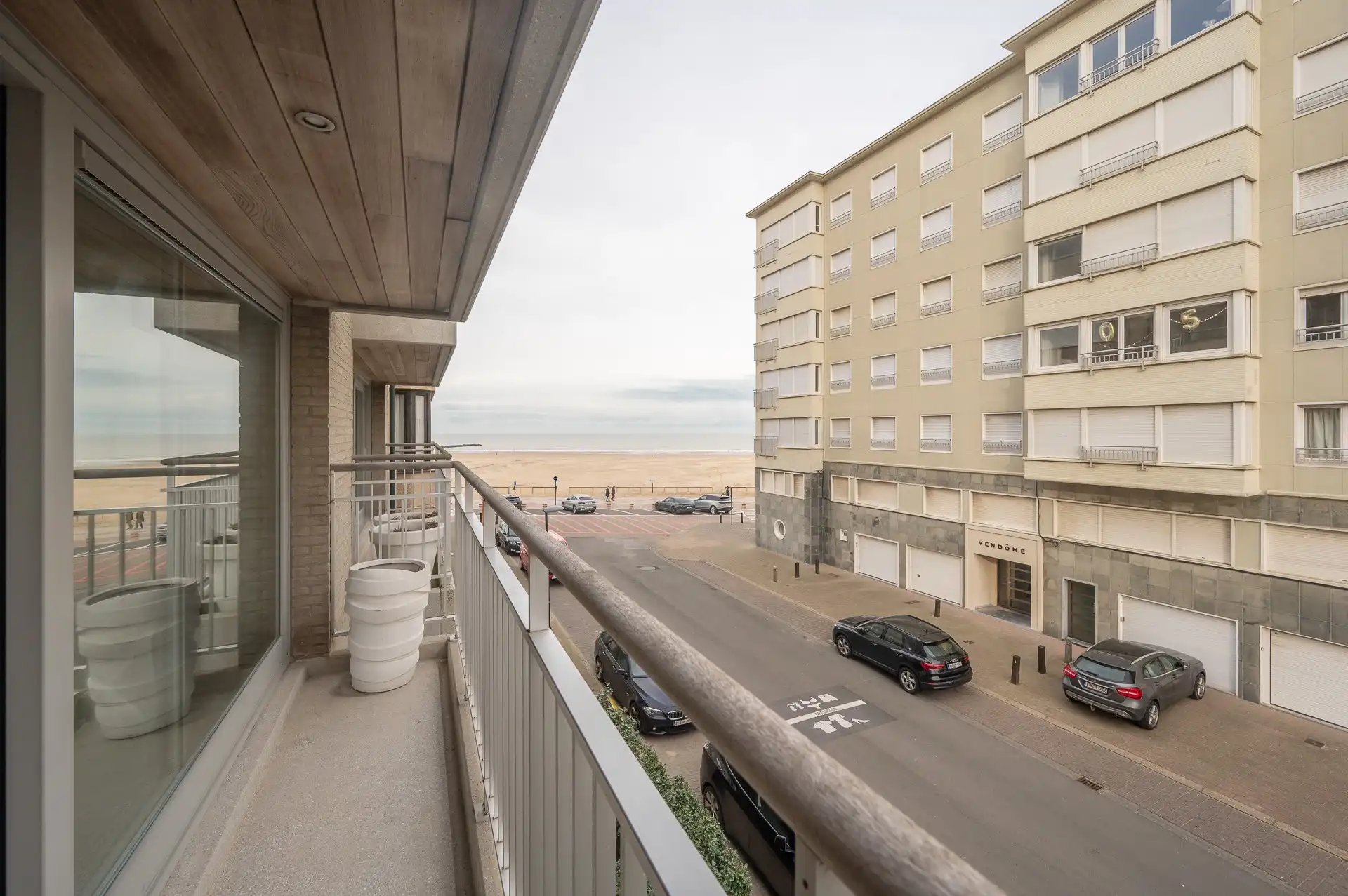 Lichtrijk appartement met 2 slaapkamers in een rustige zijstraat van de Zeedijk foto 2
