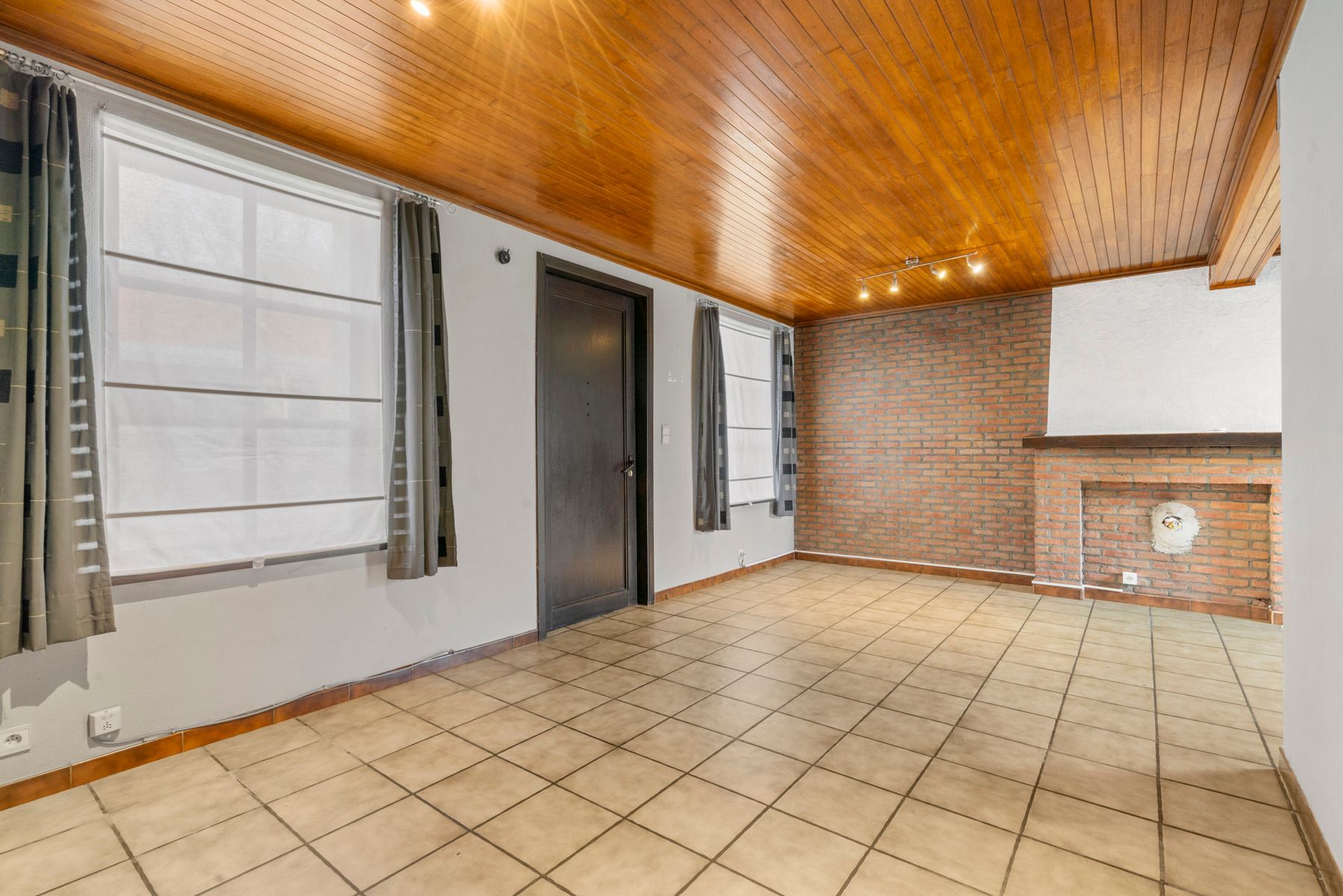 Te renoveren woning met 3 slaapkamers en garage  foto 2