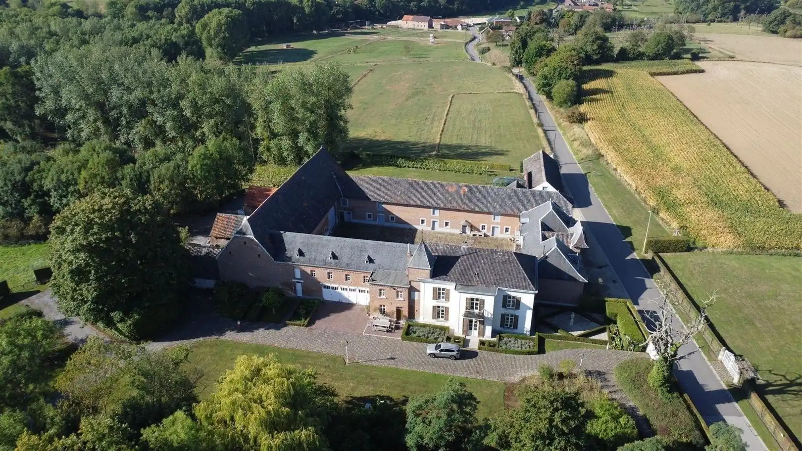 Instapklaar kasteeldomein met vierkantshoeve foto 12
