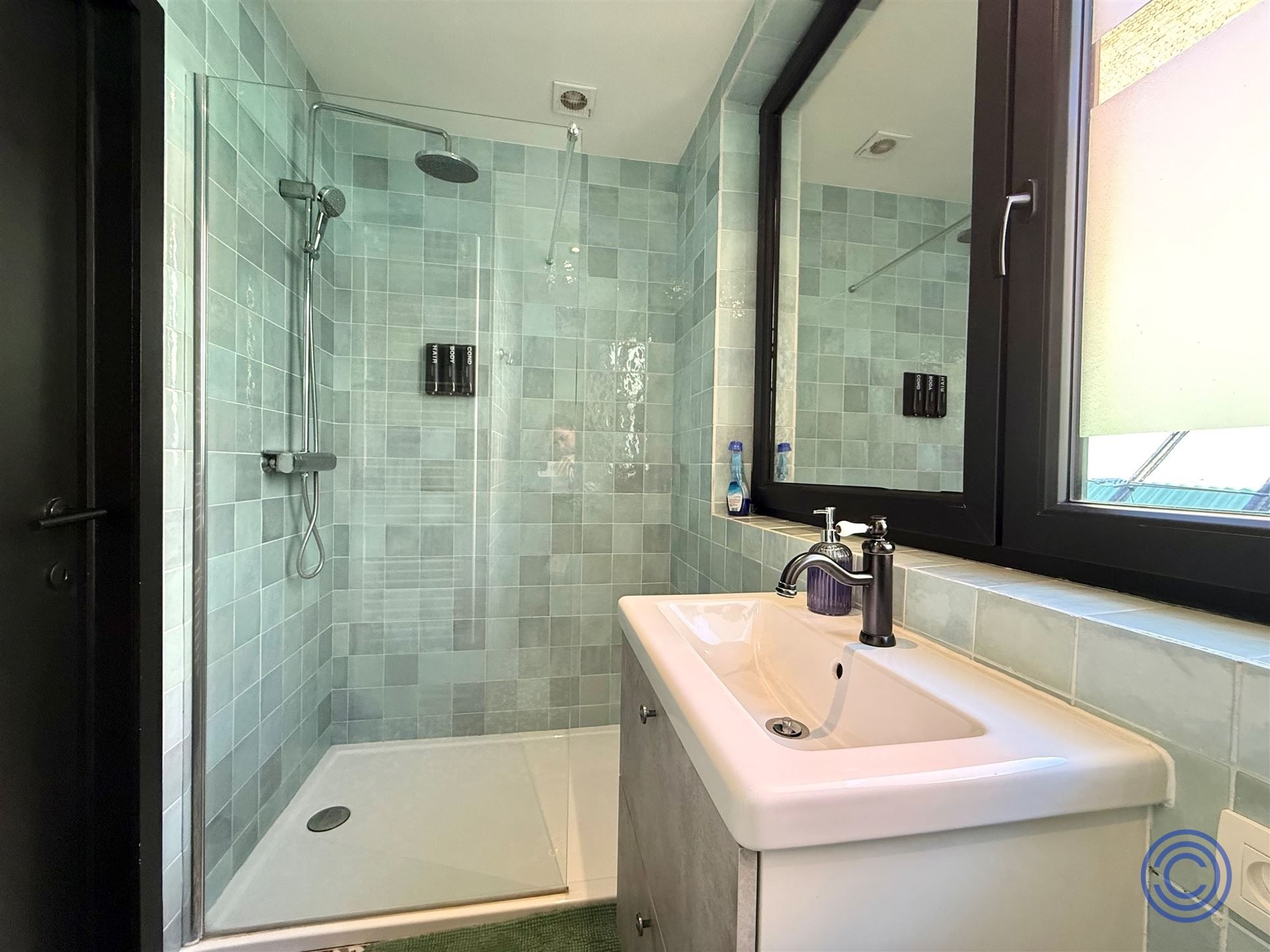 Appartementsgebouw met een handelspand en 3 logies op centrale locatie! foto 8
