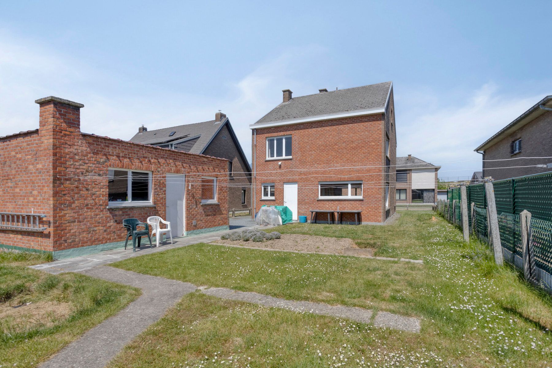 Te renoveren open bebouwing met zuidgerichte tuin foto 10