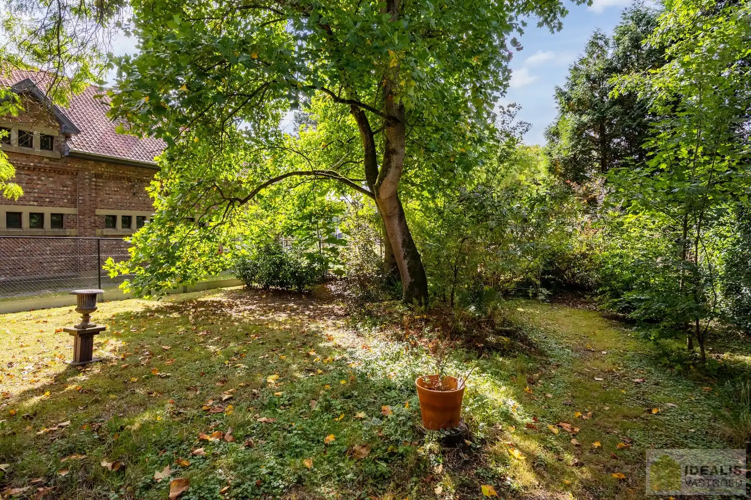 STATIG, STRAK EN UITERST RUIM COMPLEX MET HOOGSTAANDE AFWERKING EN OOG VOOR DETAIL. MOMENTEEL VOORZIEN VAN 3 SLAAPKAMERS, RIANTE LEEFRUIMTES ÉN UNIEKE LANDSCAPE KANTOORRUIMTES OP RESIDENTIËLE DOCH GUNSTIGE LOCATIE!! Dit exclusieve complex omvat maar liefst +-400m² netto bewoonbare oppervlakte! Kenmerkend aan dit statige pand is de unieke voorgevel die bezet is met keramische kunst van Pieter Stockmans. Gelegen op een residentiële locatie in een rustige woonstraat doch op enkele minuten van het centrum van Genk! foto 63