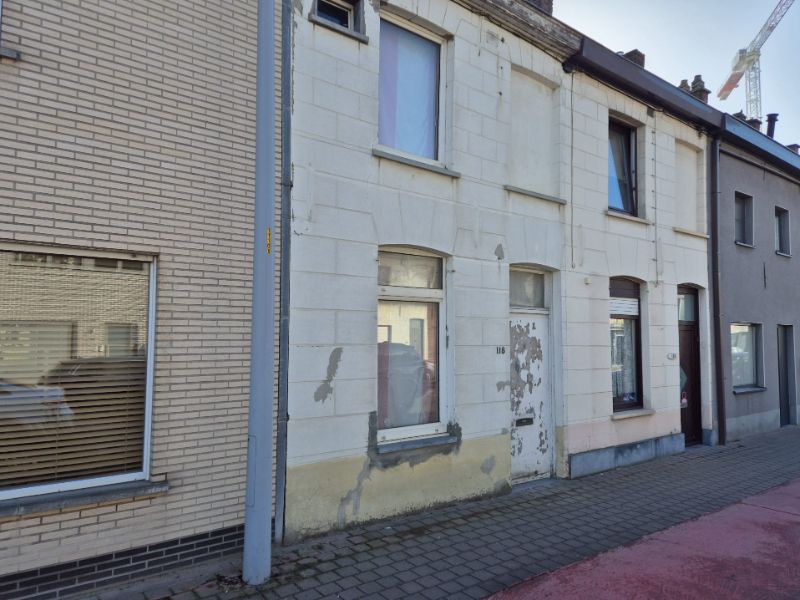 Roeselare-stadskern. Uitstekend gelegen compleet te renoveren woning op een perceel van +/- 60m2.  Twee verdiepingen en ruim zoldergedeelte. foto 2