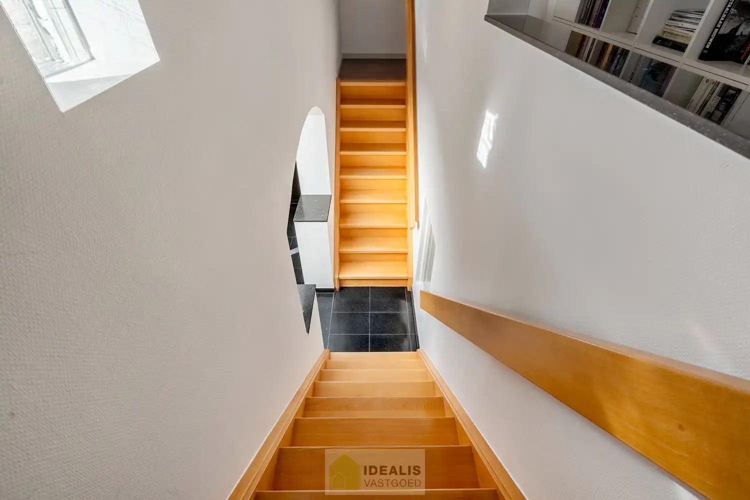 EXTRA RUIME VILLA MET EEN PRACHTIG LICHTRIJKE LEEFRUIMTE, RUIME KEUKEN, 4 SLAAPKAMERS, 2 BADKAMERS EN EEN RUIM PRAKTIJK/KANTOORGEDEELTE OP EEN RIANT EN CENTRAAL PERCEEL VAN MAAR LIEFST 16A 27CA OP EEN GUNSTIGE LOCATIE NABIJ HET CENTRUM VAN ACHEL! foto 31