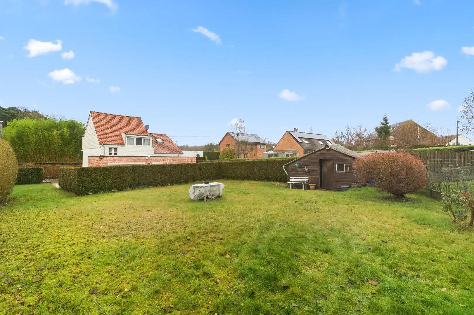 Zeer goed gelegen open bebouwing met 2 zeer ruime slaapkamers, garage en aangelegde tuin met terras foto 2