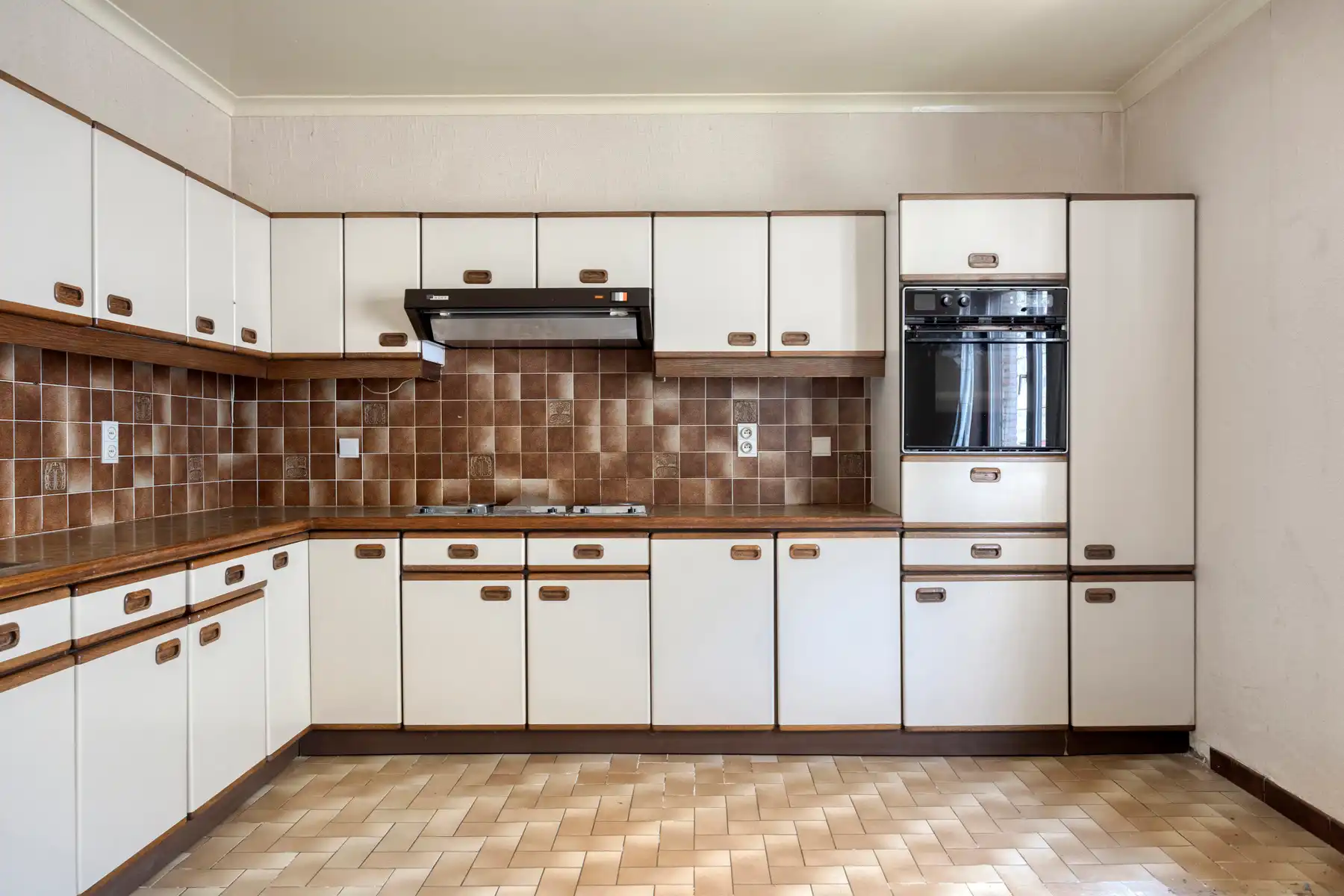 Centraal gelegen woning met veel potentieel foto 6