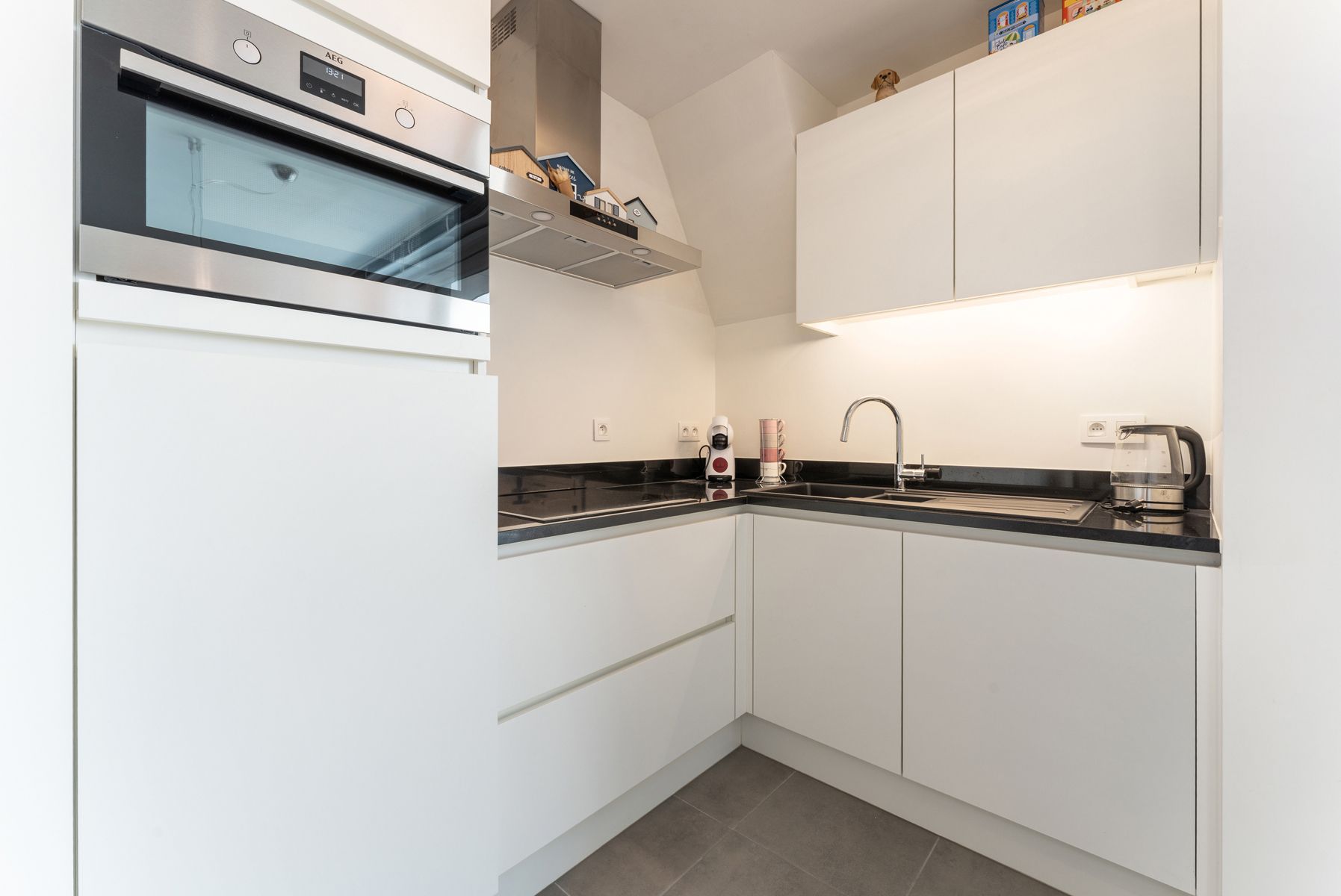 Recent appartement met autostaanplaats en berging foto 9