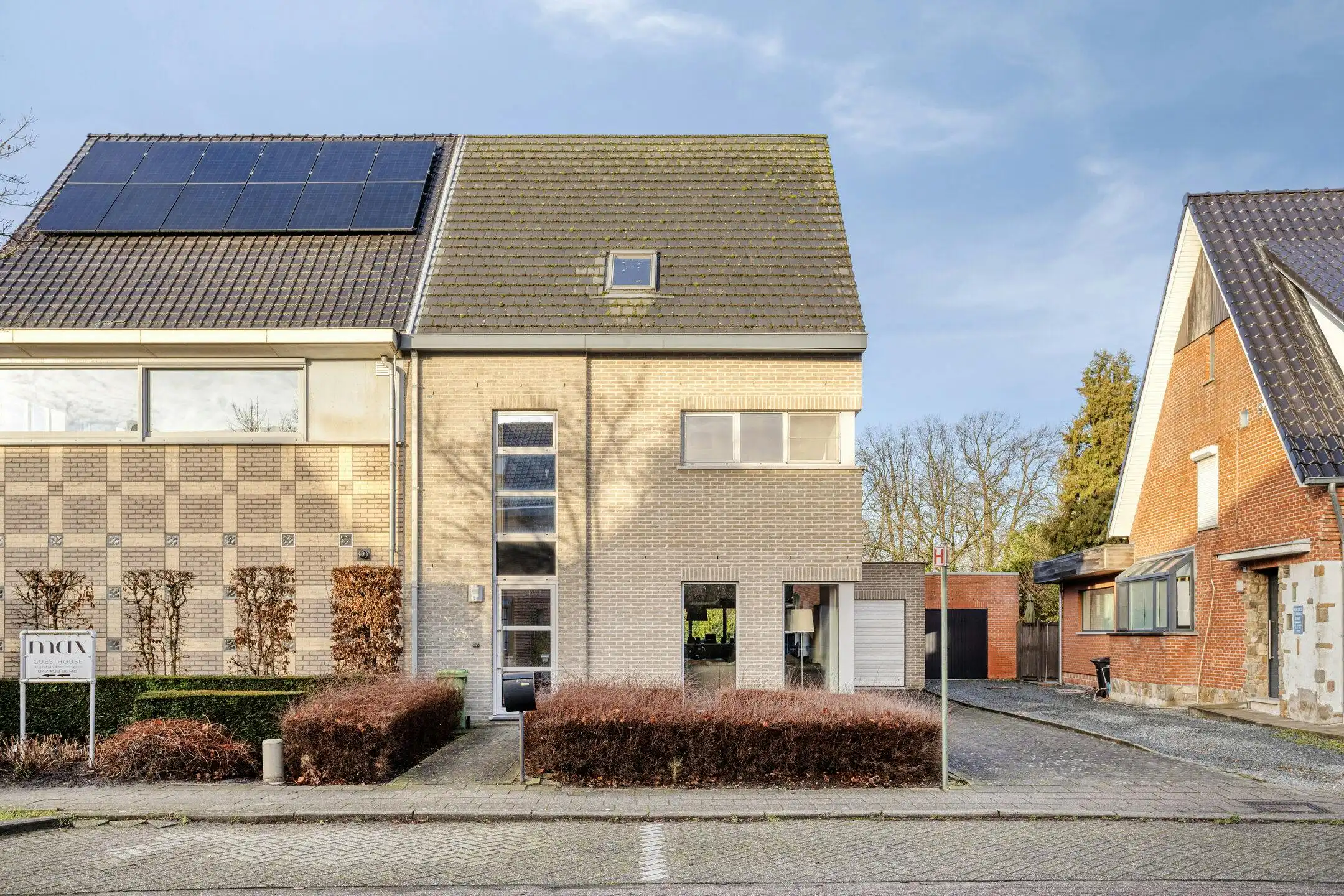 Ruime energiezuinige gezinswoning te koop in Burcht foto {{pictureIndex}}