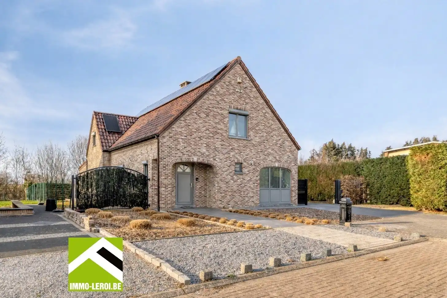 Instapklare villa met 3 slaapkamers, grote bureelkamer en garages foto {{pictureIndex}}