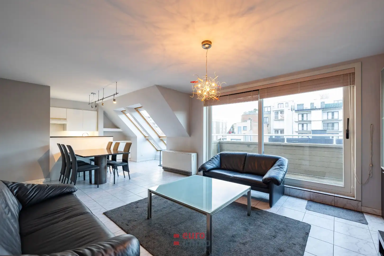 Ruim en lichtrijk appartement in de winkelstraat van Nieuwpoort foto 4