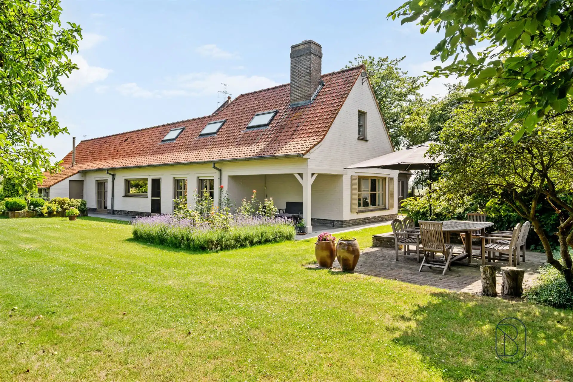 Charmante fermette op een uitzonderlijk perceel van 2.463m² foto {{pictureIndex}}