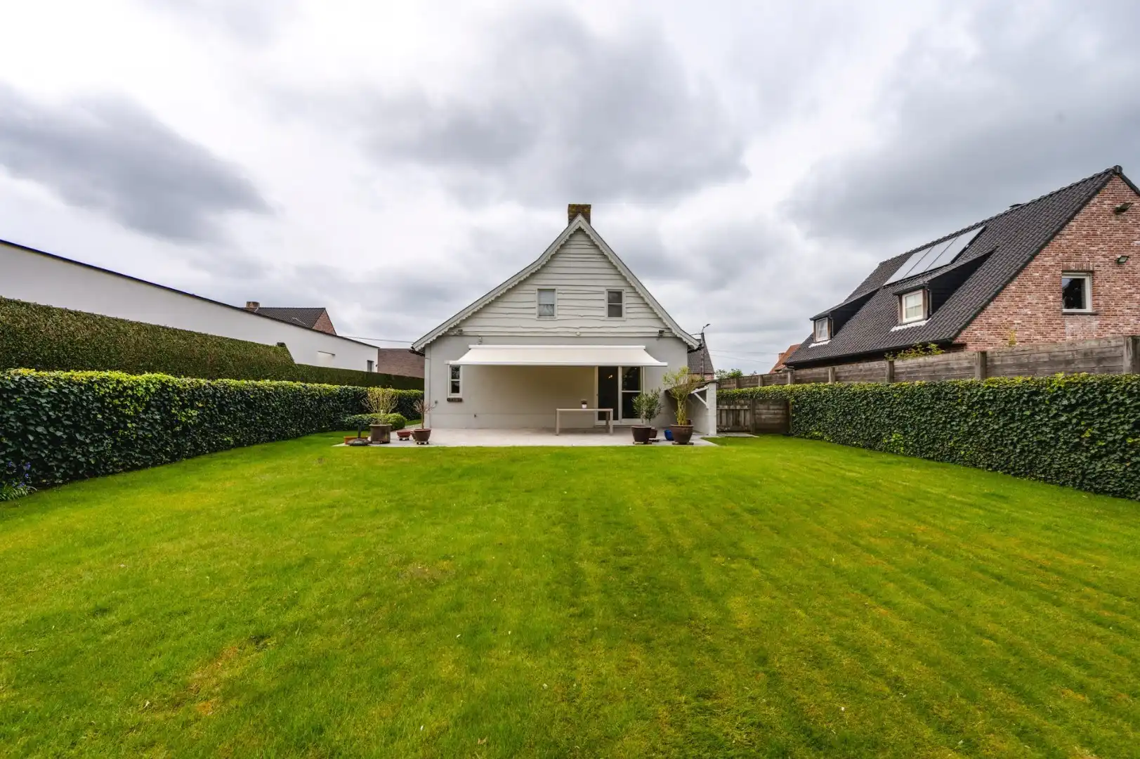 Villa met 3 kamers, 20 zonnepanelen en een dubbele garage op 800 m² foto 26