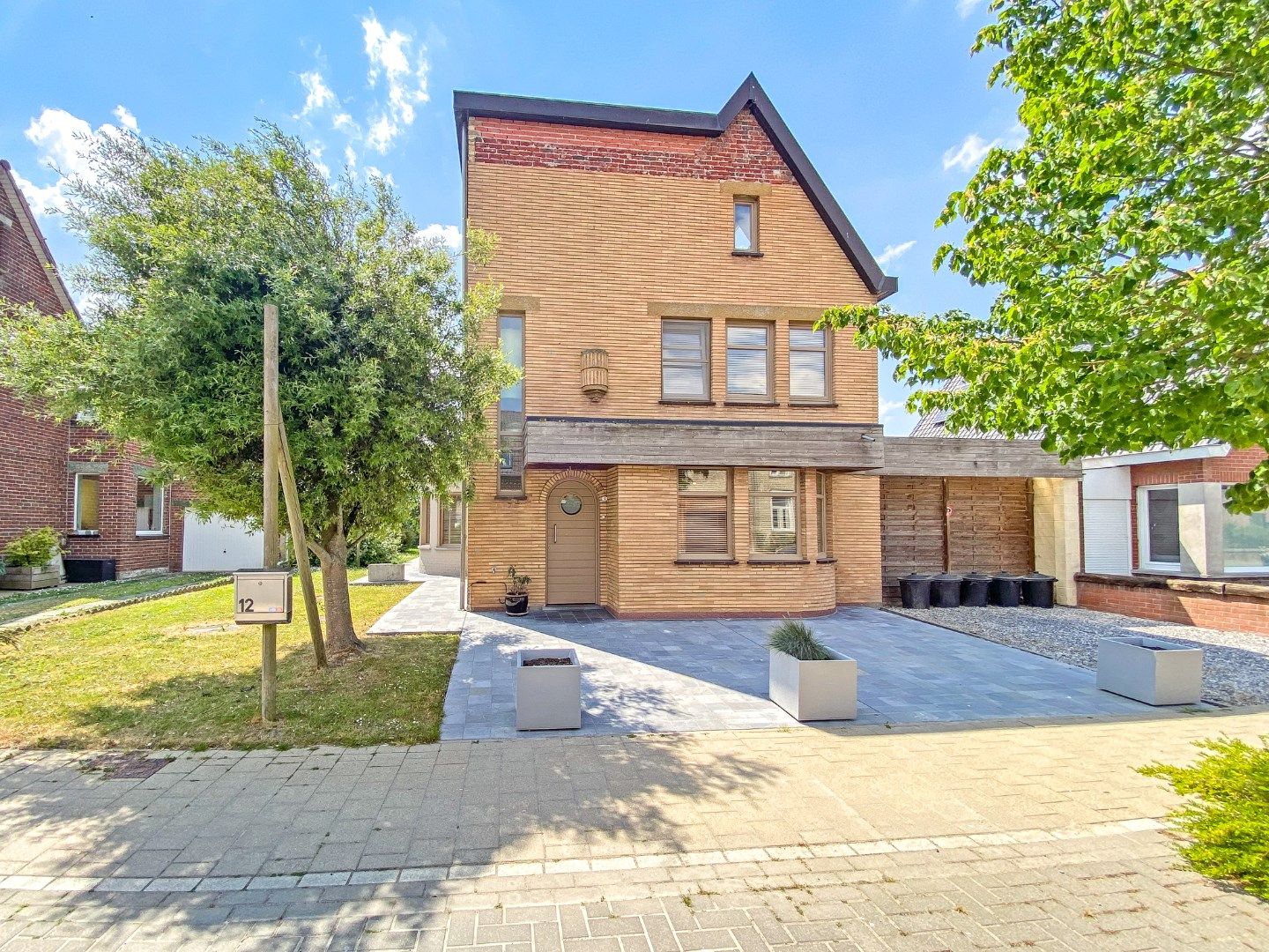Ruime lichtrijke woning op 555 m² en 3 slaapkamers. foto {{pictureIndex}}