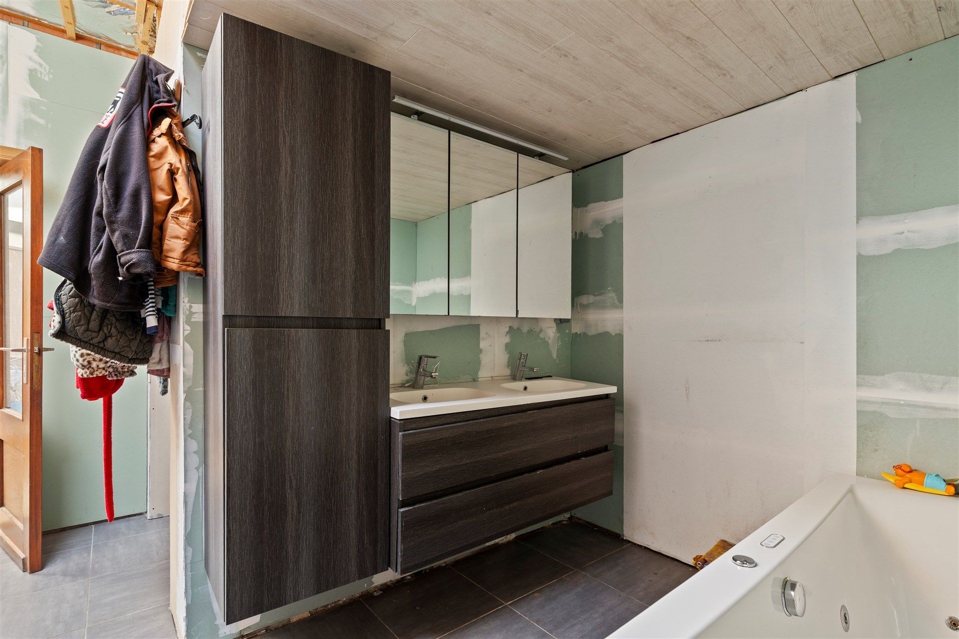 Deels gerenoveerde rijwoning te centrum Stekene foto 14