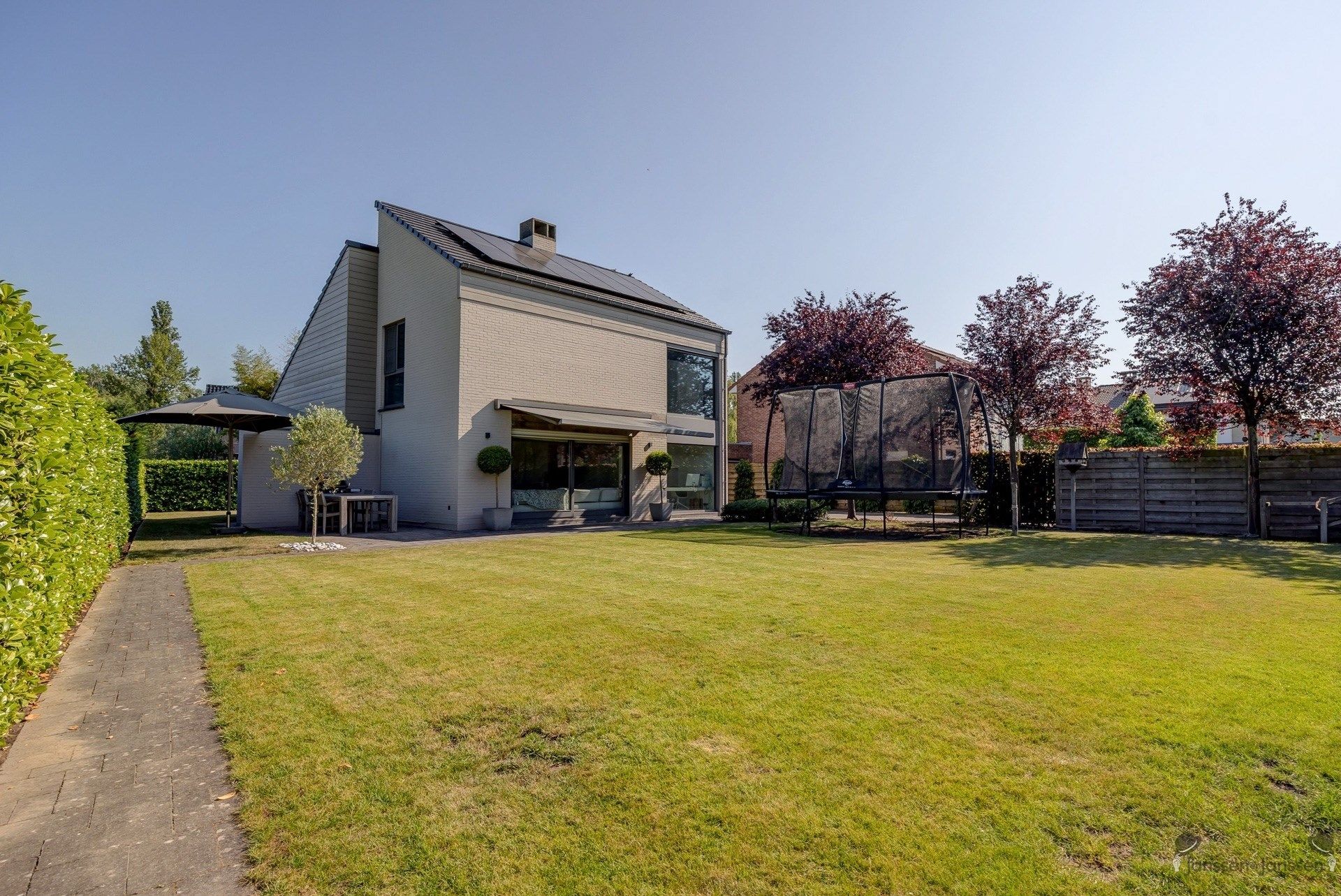 Rustig gelegen gezinswoning met veel privacy foto {{pictureIndex}}
