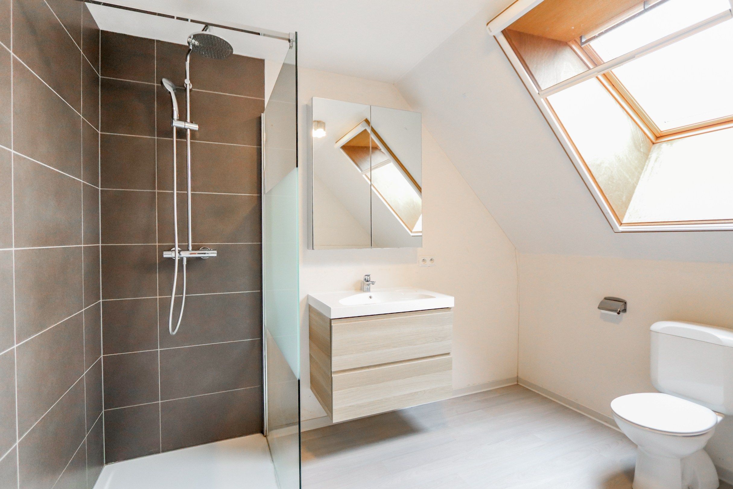 RECENTE GEZINSWONING MET TUIN EN GARAGE foto 19