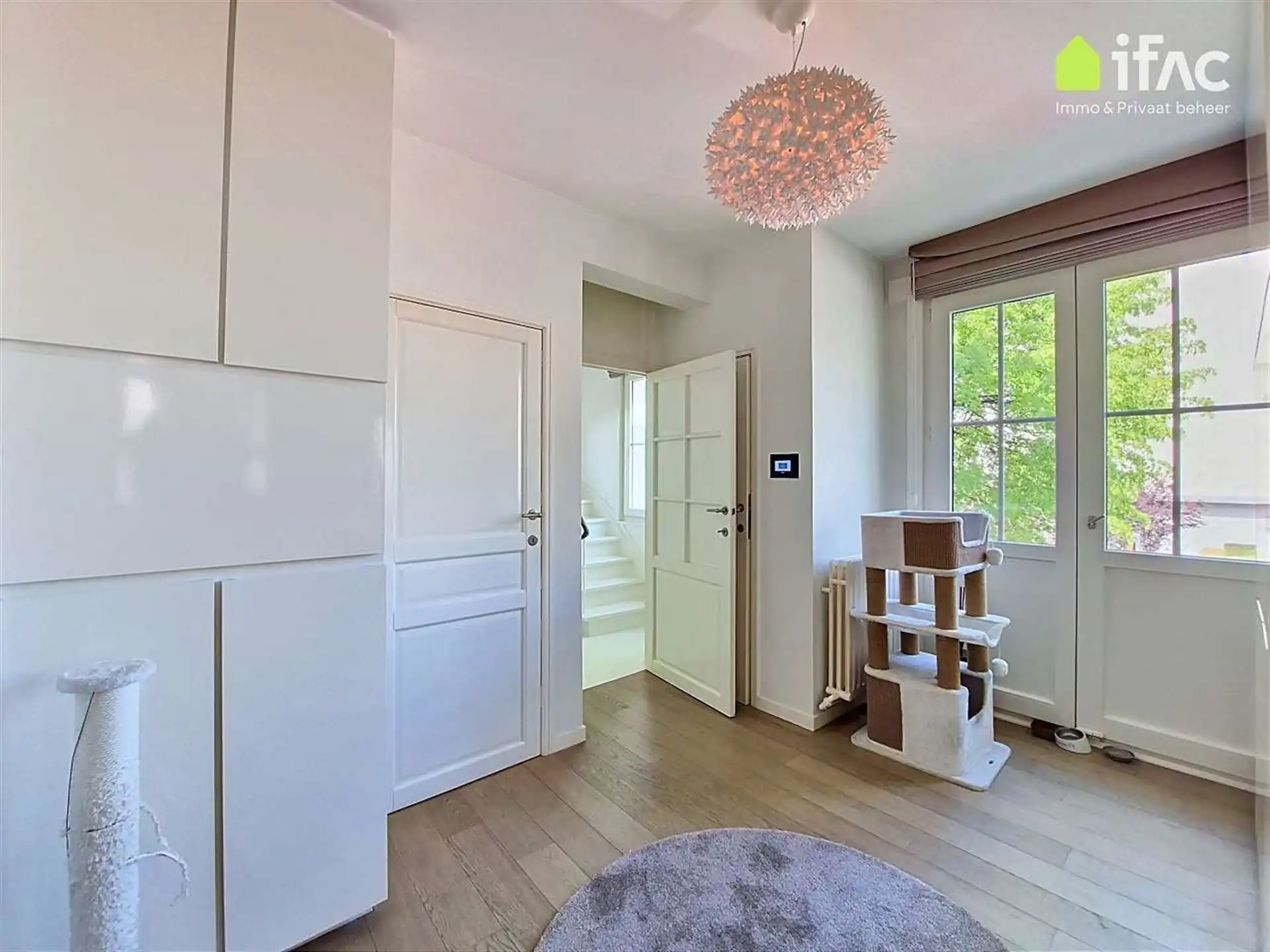 Luxe gerenoveerde 3-gevel met 2 parkings en tuin foto 17