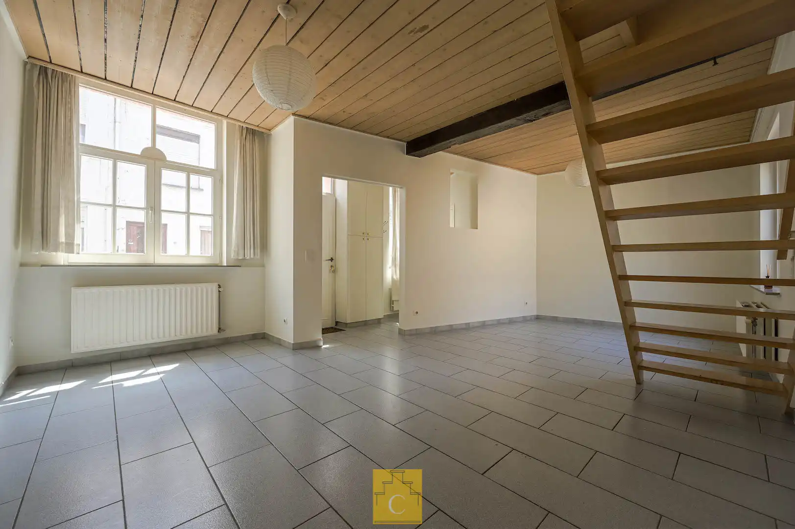Brugs huis in de schaduw van Jeruzalemkerk, authentieke 16e-17e eeuwse gevel foto 6