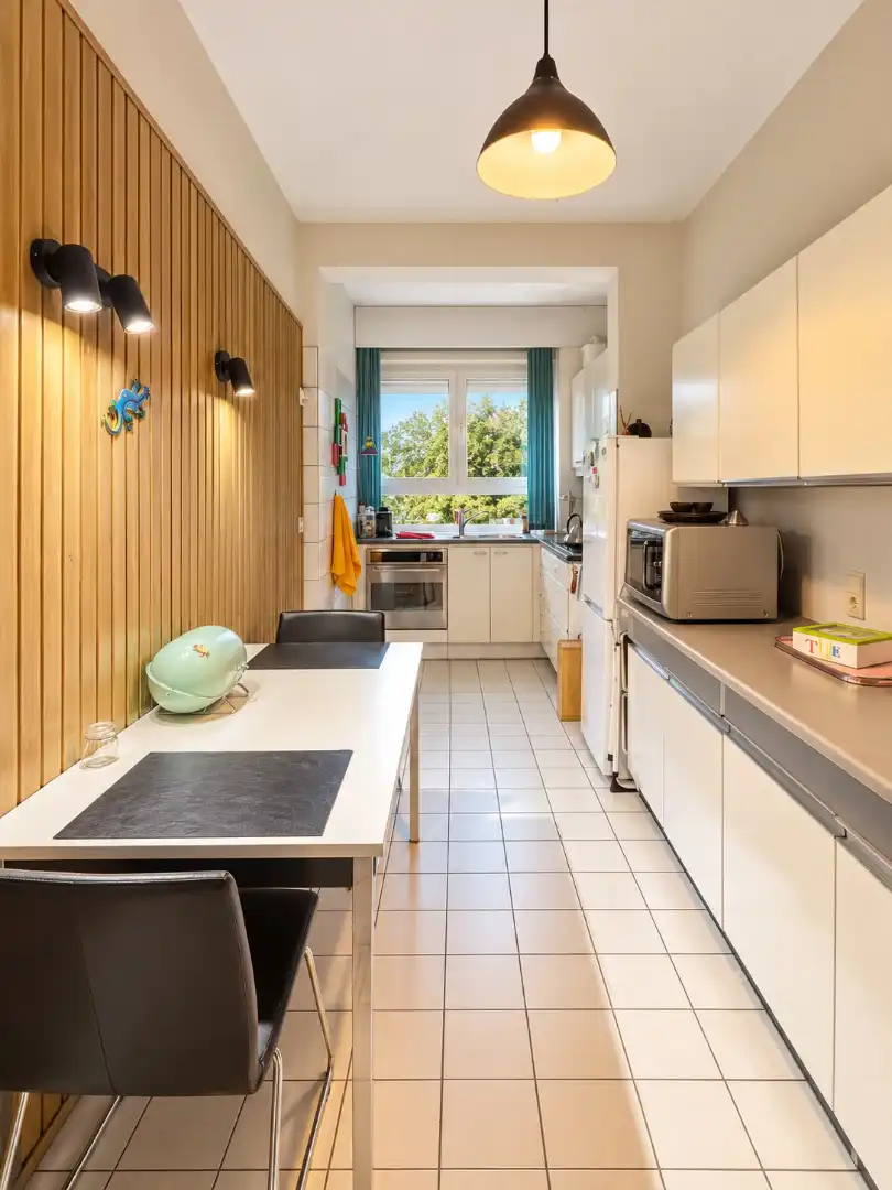 Ruime woning met vijf slaapkamers, grote garage en onderhoudsvriendelijke tuin foto 5
