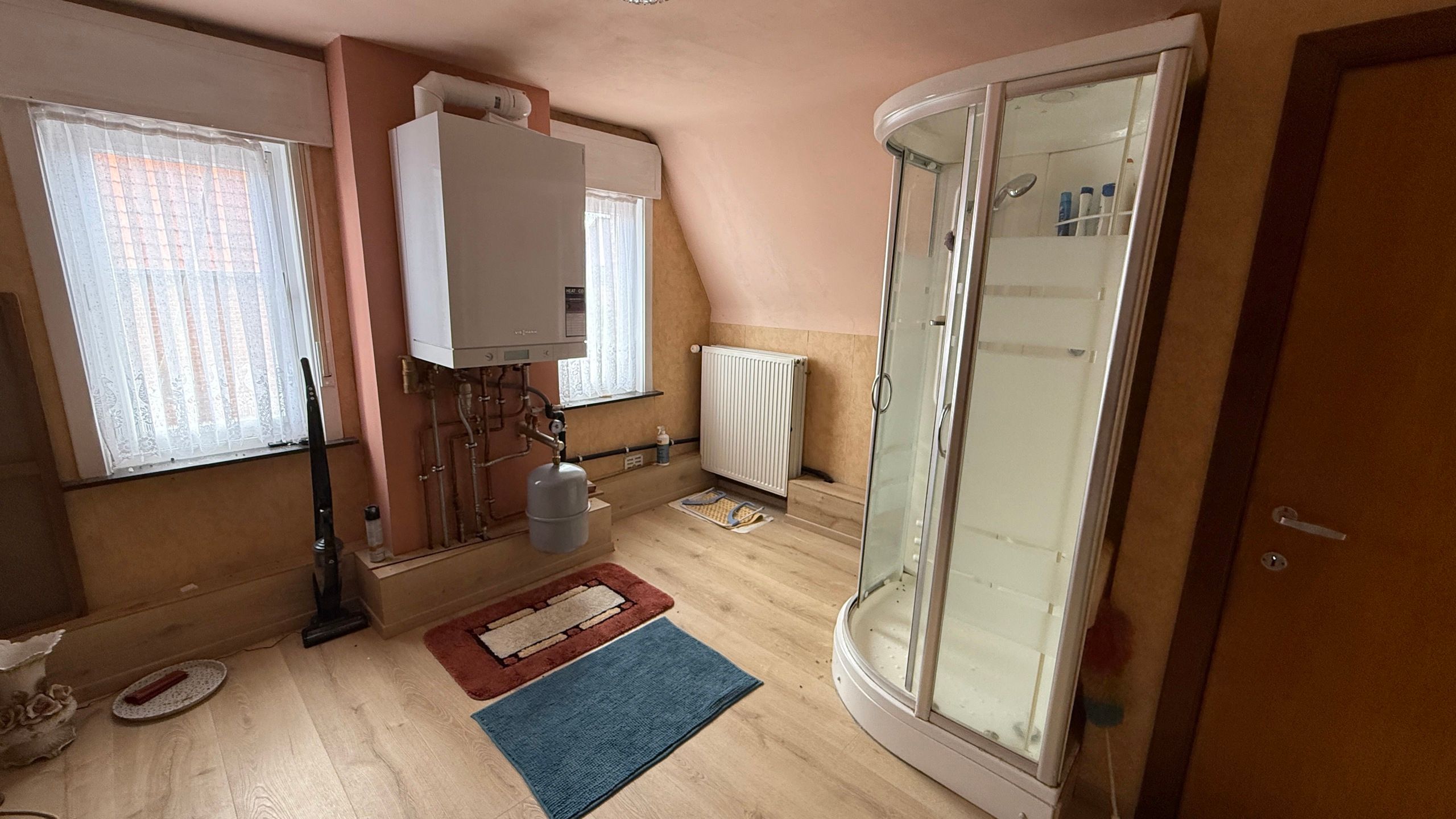 Charmante, te renoveren woning met veel potentieel foto 8