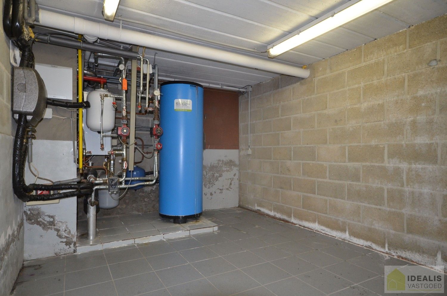 IDEALIS VASTGOED – Charmante, instapklare woning in een groene, rustige omgeving in hartje Hechtel (Hechtel-Eksel) met +-370m² bewoonbare oppervlakte! Deze gezellige woning biedt een aangename leefruimte, maar liefst 5 slaapkamers, 2 badkamers, een praktische indeling én een ruime tuin waar je volop kan genieten van het uitzicht. Het pand bevindt zich op een mooi breed perceel en is ideaal voor wie houdt van rust en privacy, maar toch een vlotte verbinding wenst naar omliggende gemeenten en steden. foto 39