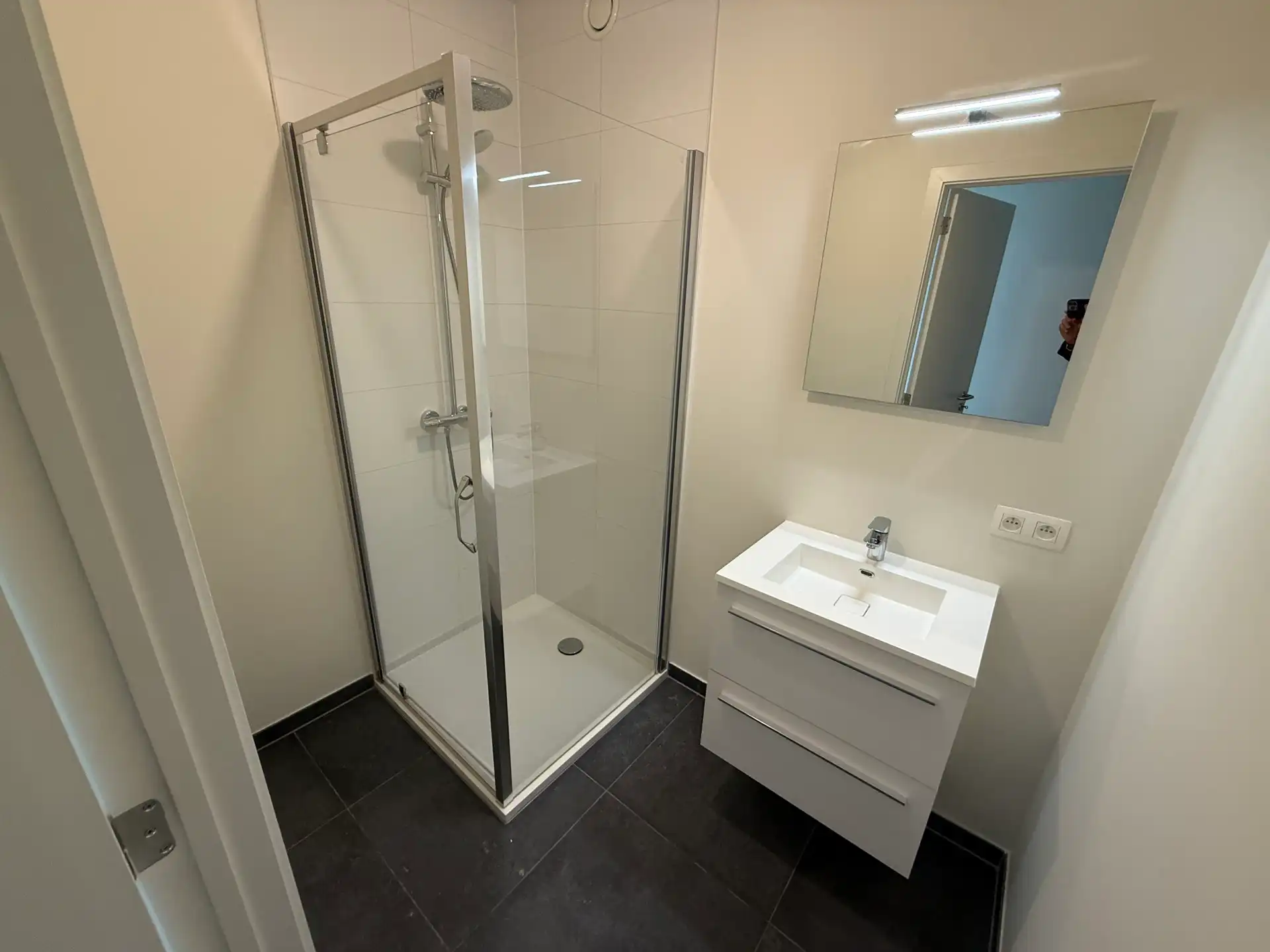 Nieuwbouwwoning met 3 slaapkamers, tuin en carport foto 10