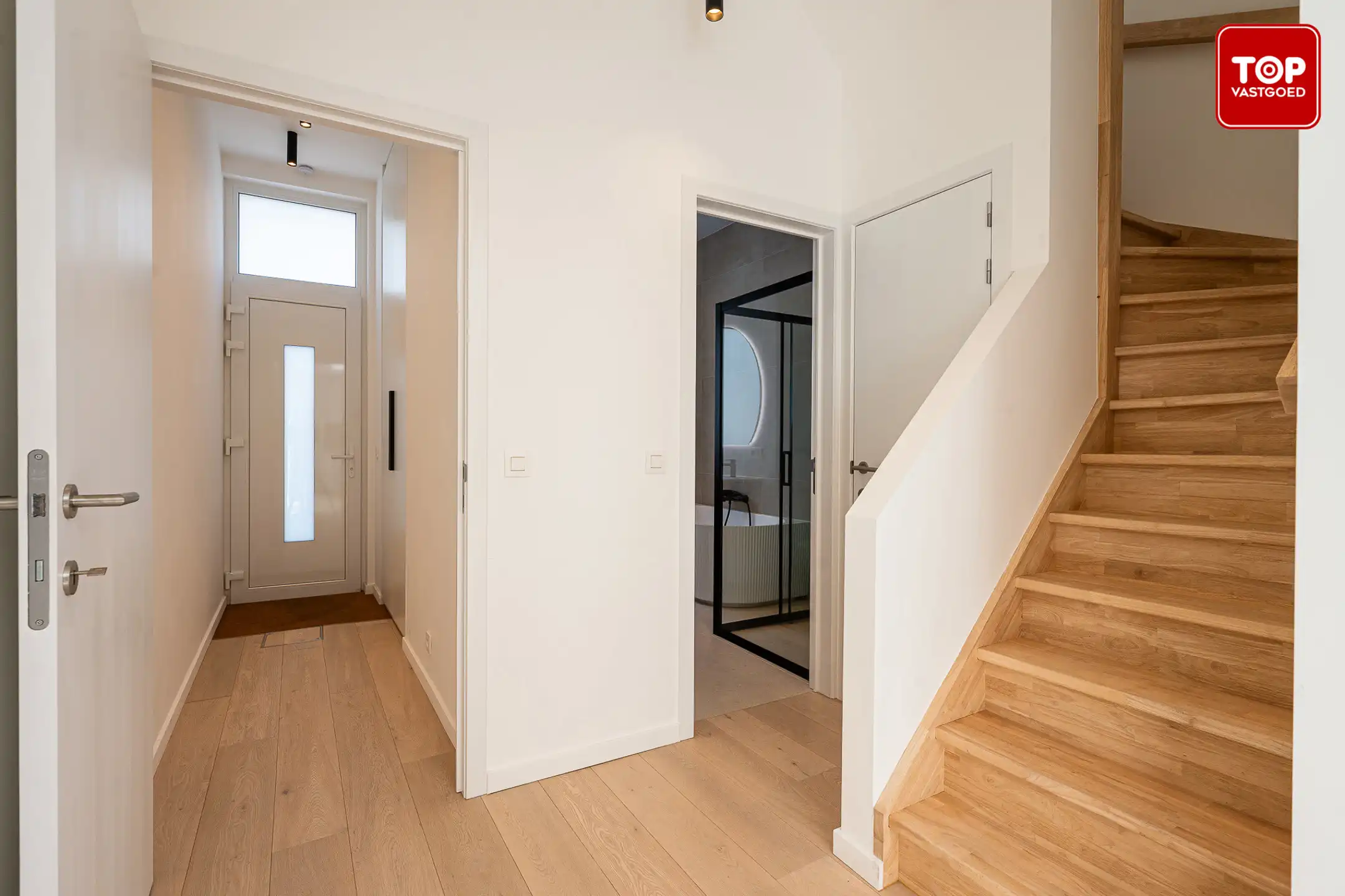 Totaal gerenoveerde starterswoning.  foto 6