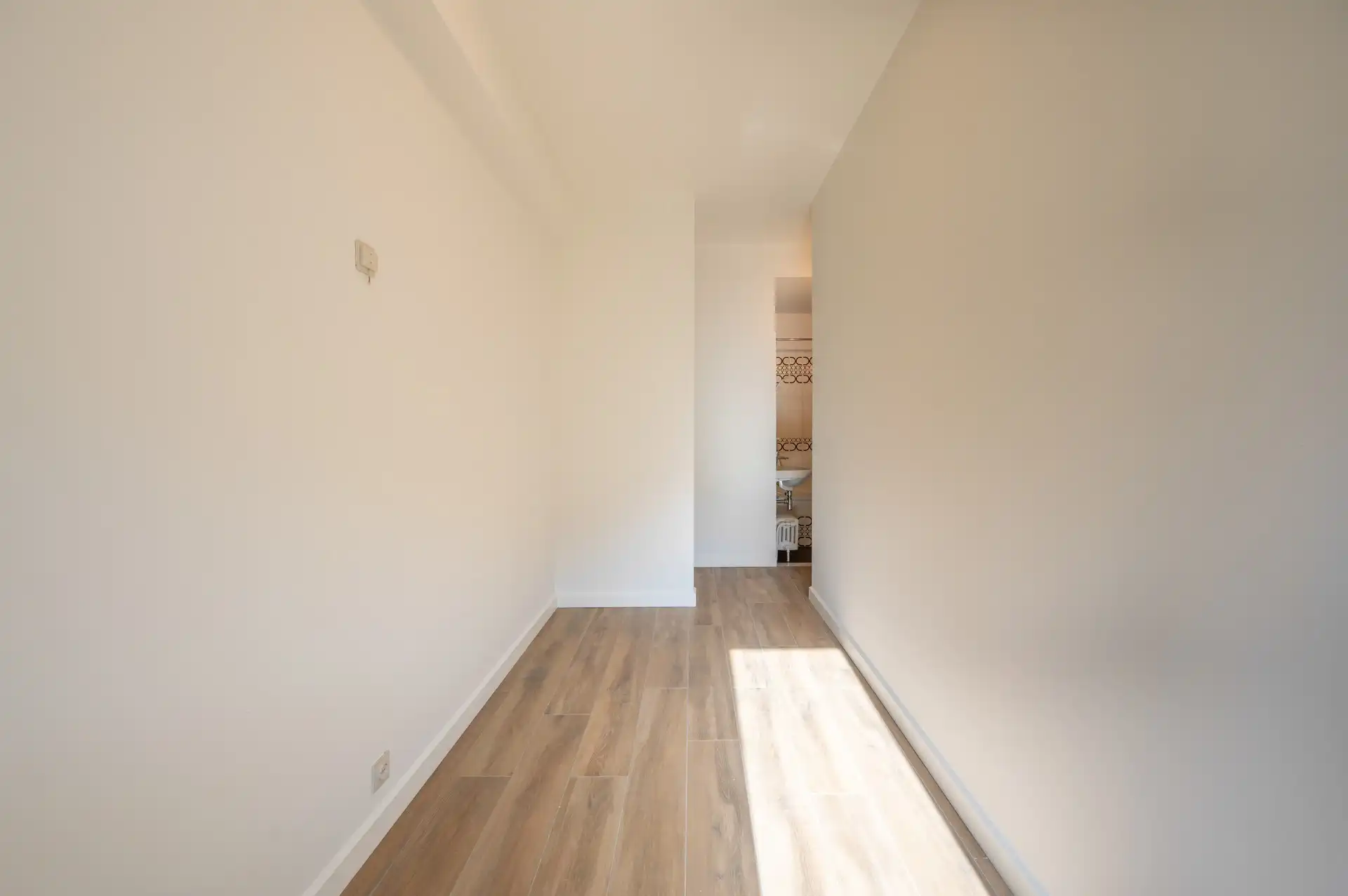 Ongemeubeld: ruim appartement in een zijstraat van de zeedijk! foto 9